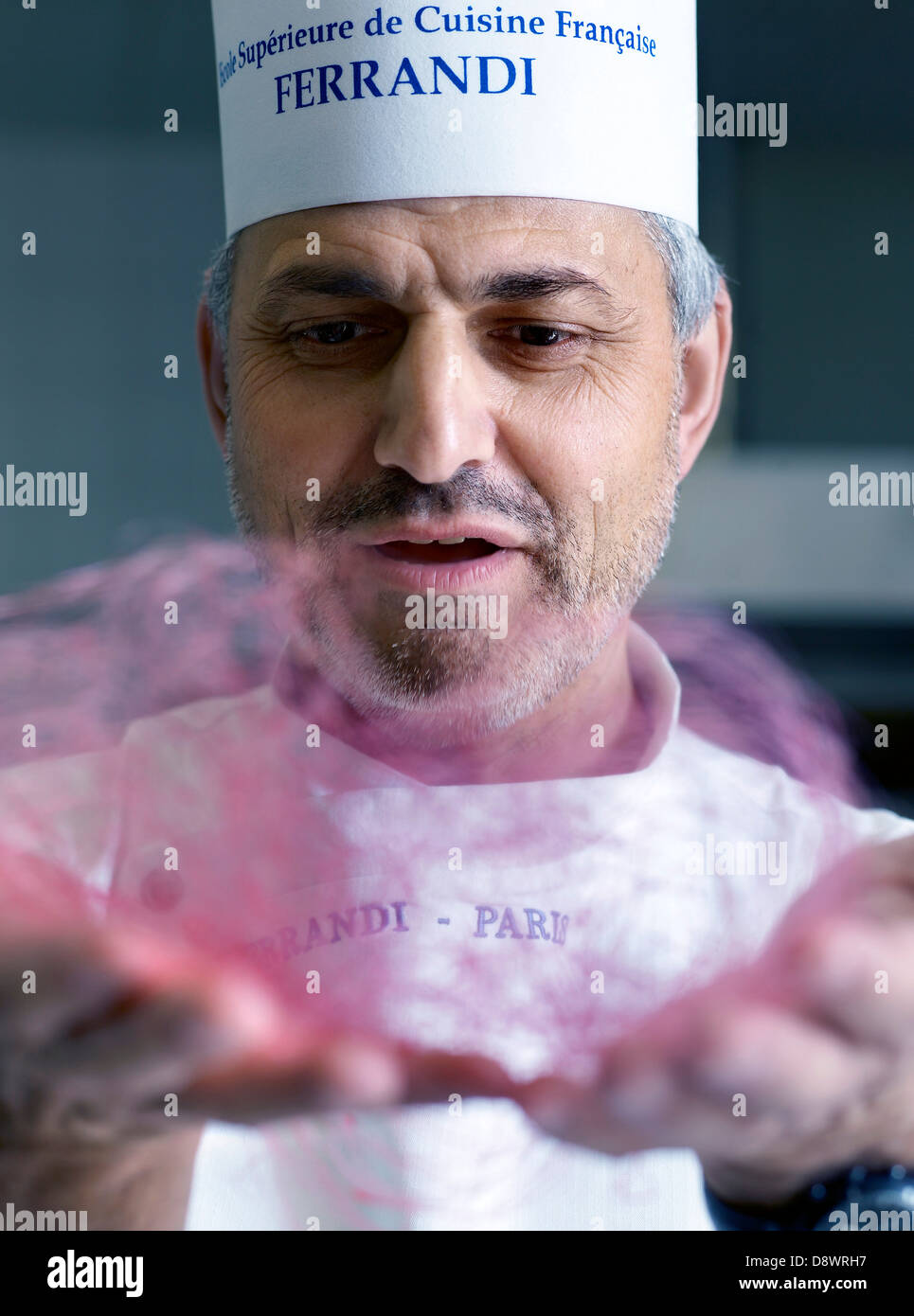 Lo chef prepara il cotone candy presso la scuola Ferrandi Foto Stock