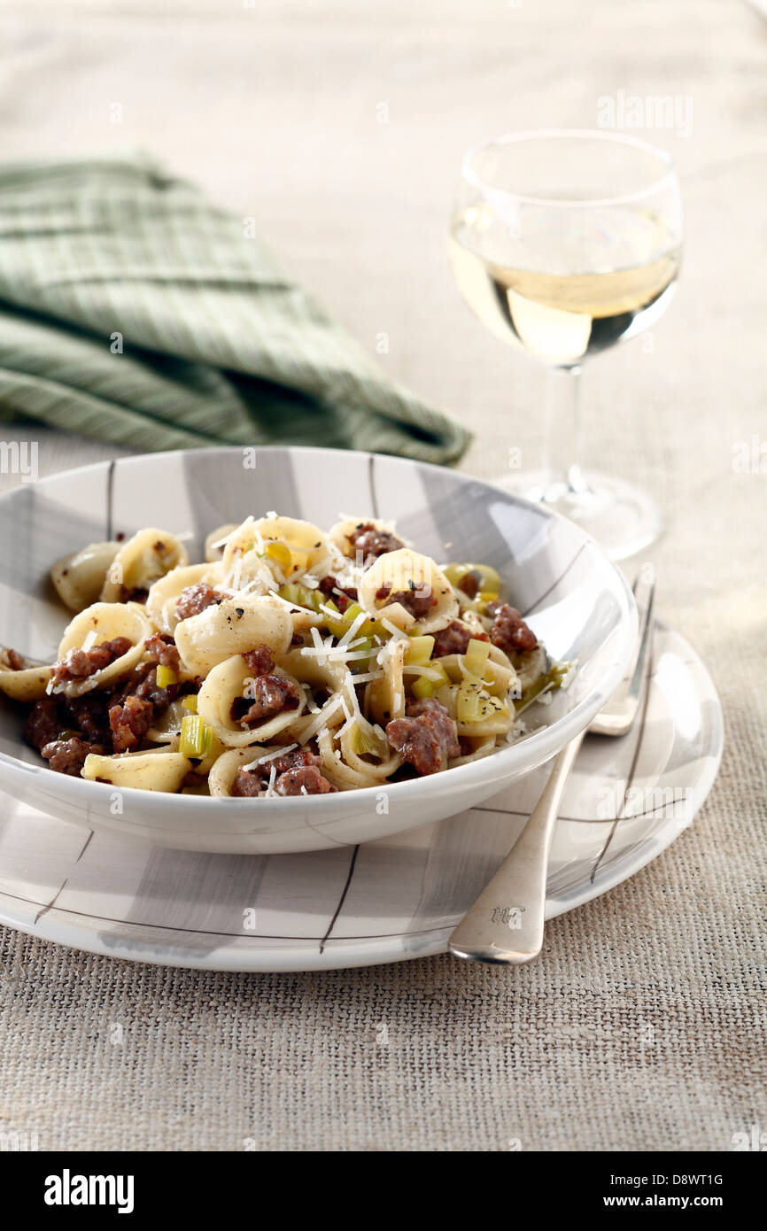 Orrechiette con carne di salsiccia e porri Foto Stock