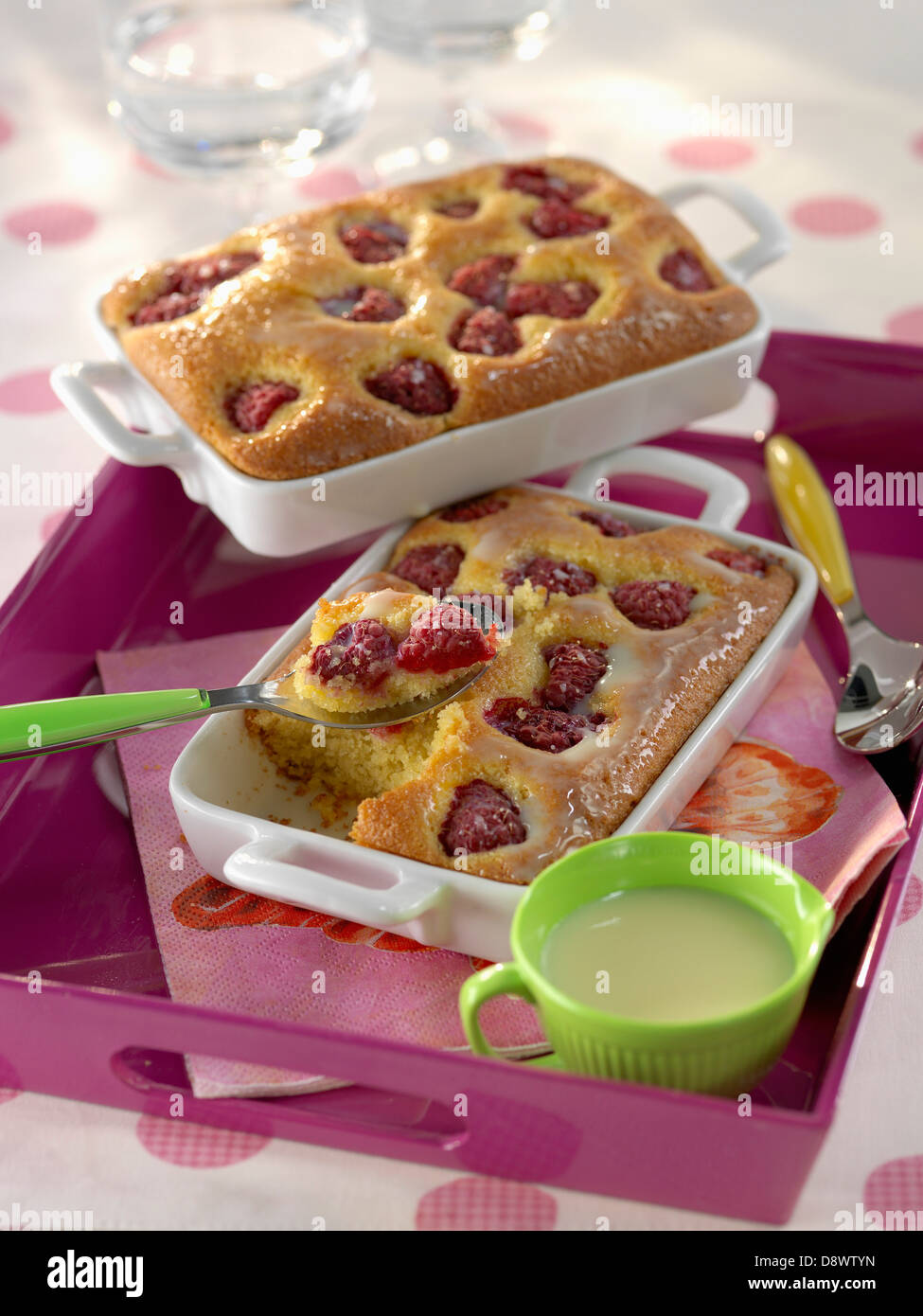 La semola,latte concentrato e torta al lampone Foto Stock