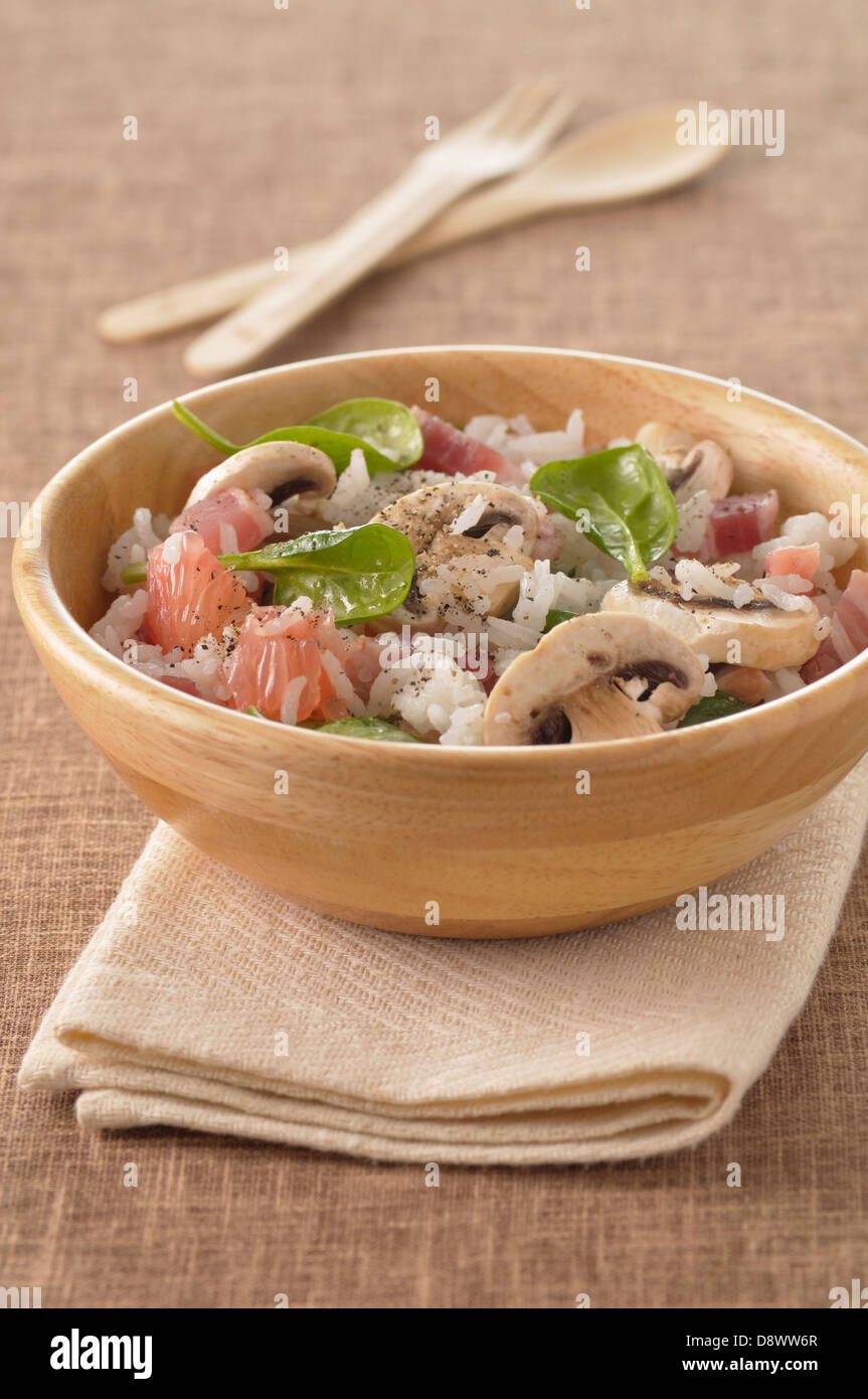 Riso a grani lunghi insalata con la pancetta a dadini,pompelmo,funghi e spinaci freschi Foto Stock