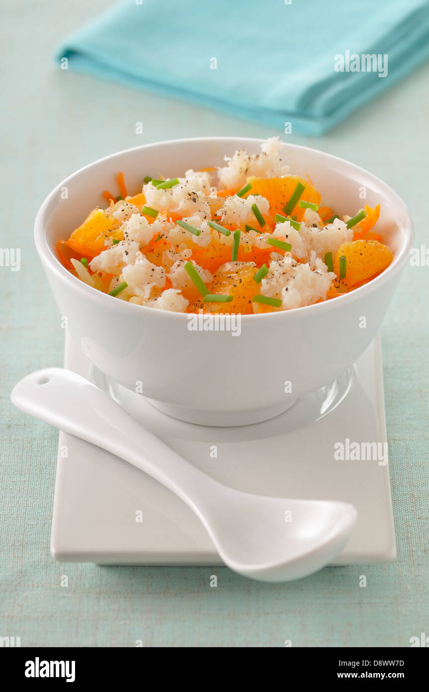 Riso a grani lunghi insalata con polpa di granchio,le clementine e carote Foto Stock