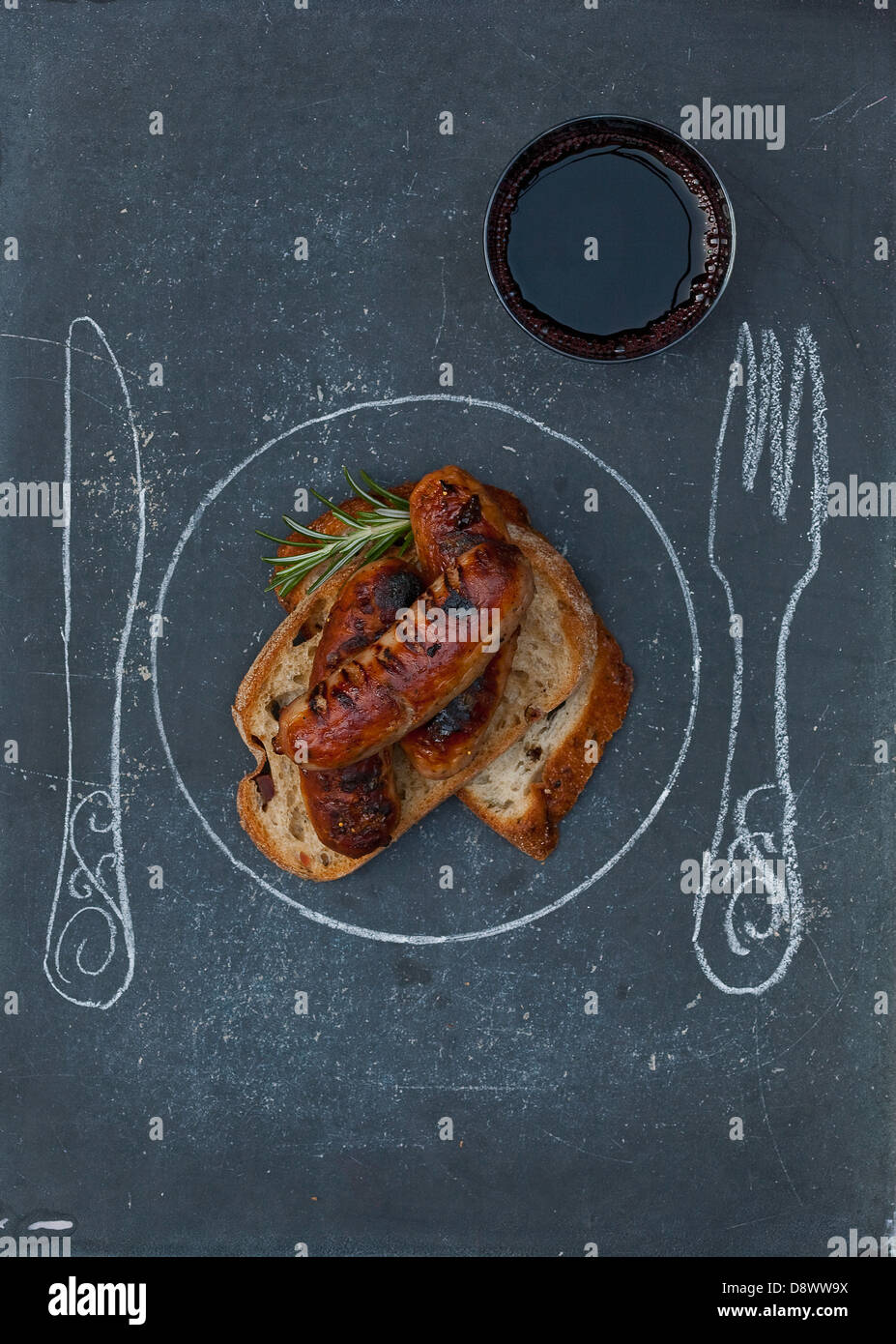 Pane con salsicce alla griglia e un bicchiere di vino; la piastra,coltello e forchetta disegnato sulla tavola Foto Stock