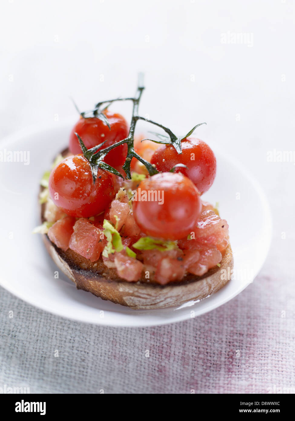 Passata di pomodori, sedano e pomodorini su pane tostato Foto Stock