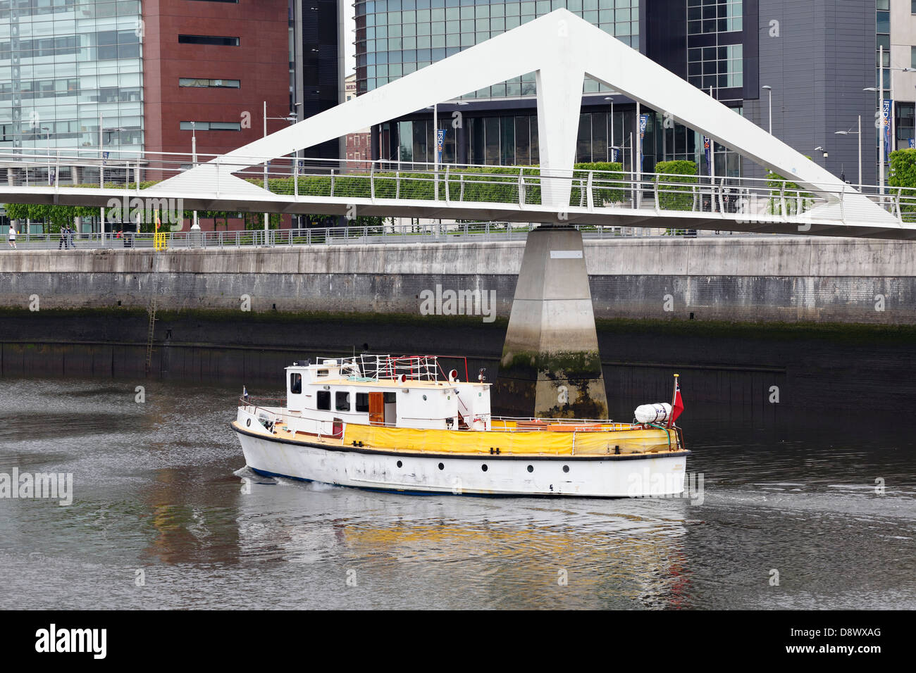 La barca a vela Rover sul fiume Clyde sotto il ponte Tradestone nel centro della città di Glasgow, Scotland, Regno Unito Foto Stock