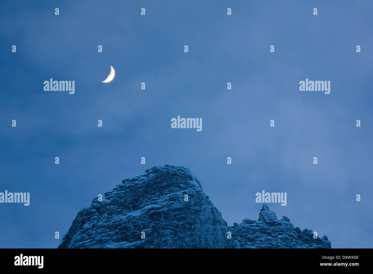 Luna oltre il picco Trollryggen, Romsdalen valley, Rauma kommune, Møre og Romsdal fylke, Norvegia. Foto Stock