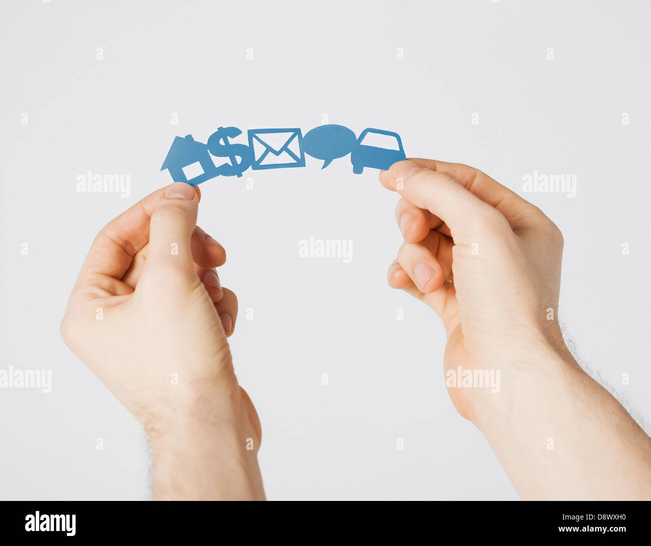 Man mano che mostra i simboli della carta Foto Stock