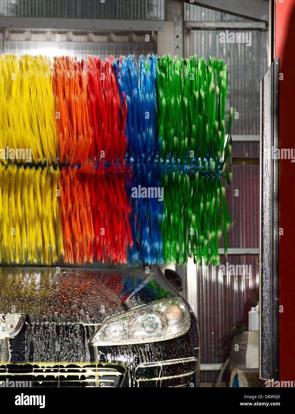 Lavaggio auto autoveicolo pulire con una spazzola l'esterno Foto Stock