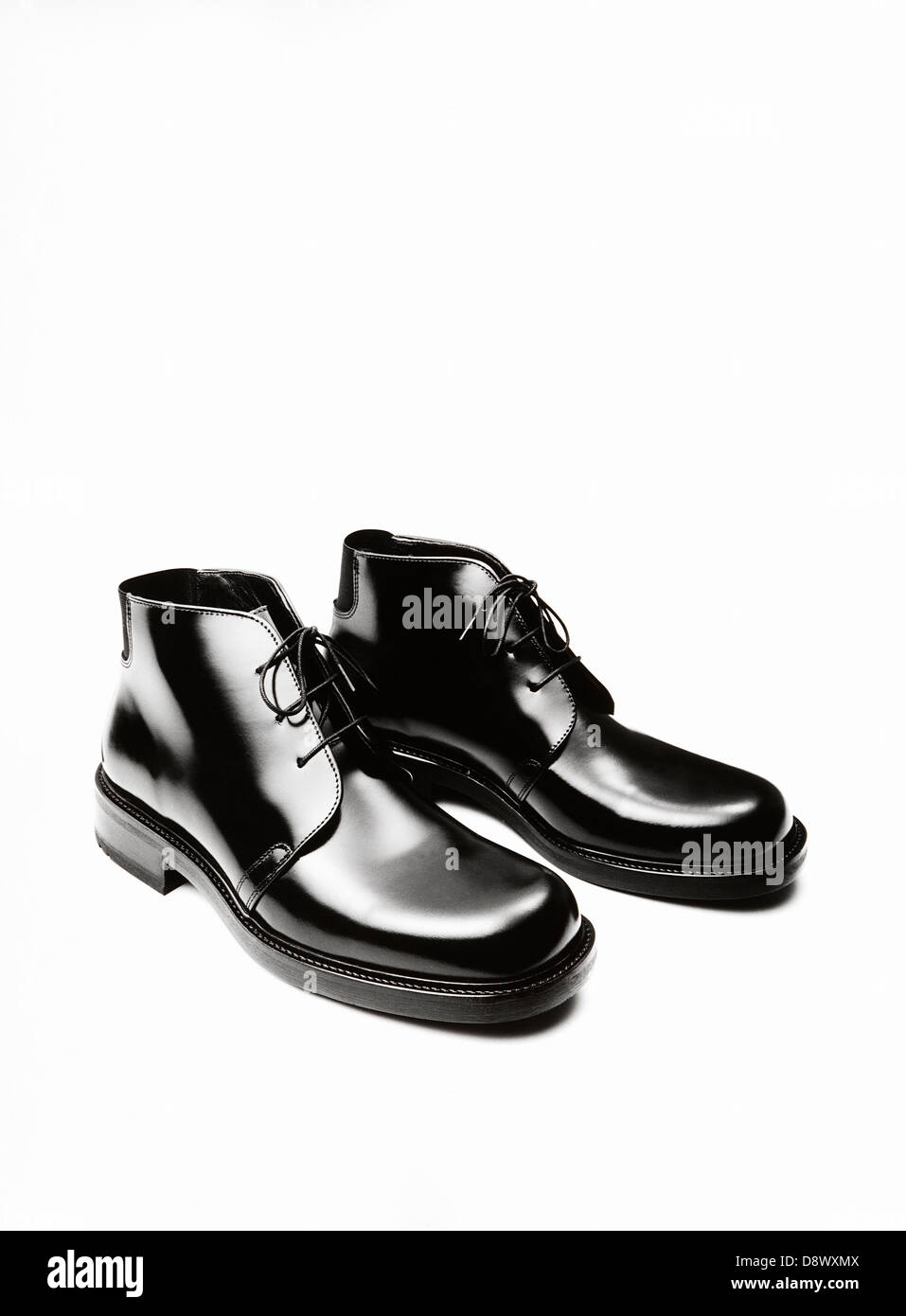 Una coppia di shining nero scarpe. Foto Stock