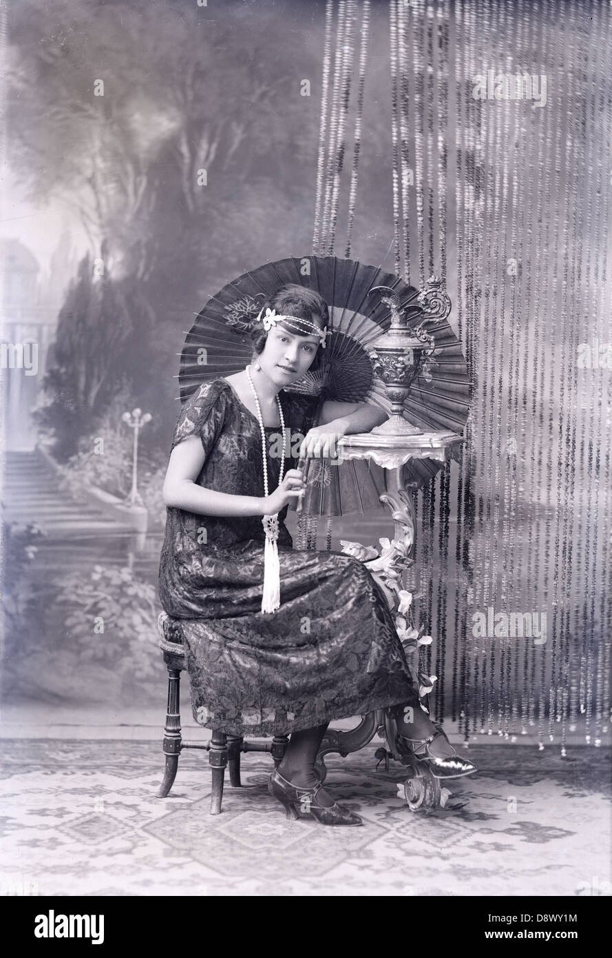 Circa 1900 fotografia, ritratto di una giovane donna guatemalteca, da un vetro originale negativo. Foto Stock
