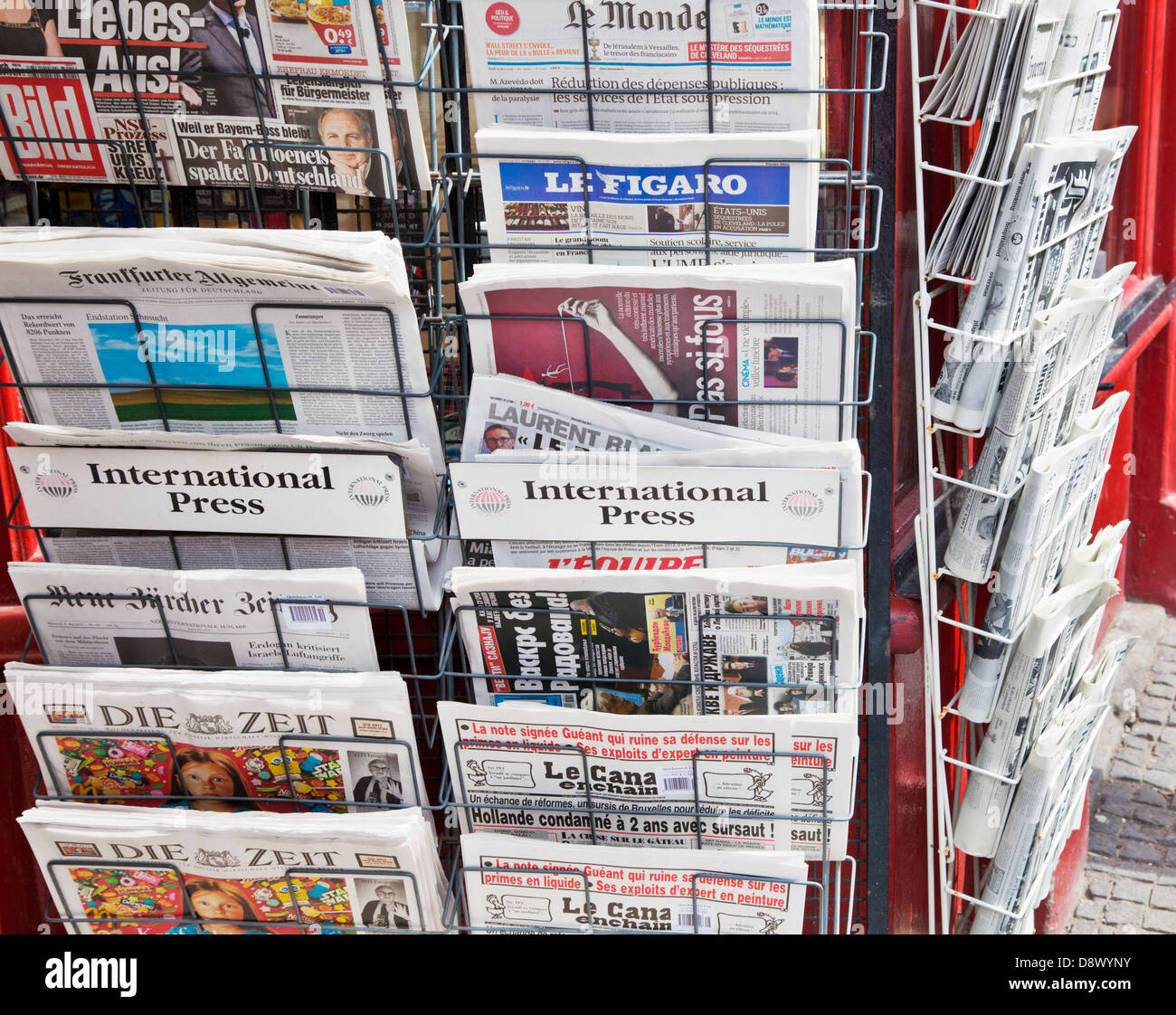 stampa mondiale e giornali e giornali internazionali uk in vendita in un newsagents in un centro città del regno unito Foto Stock