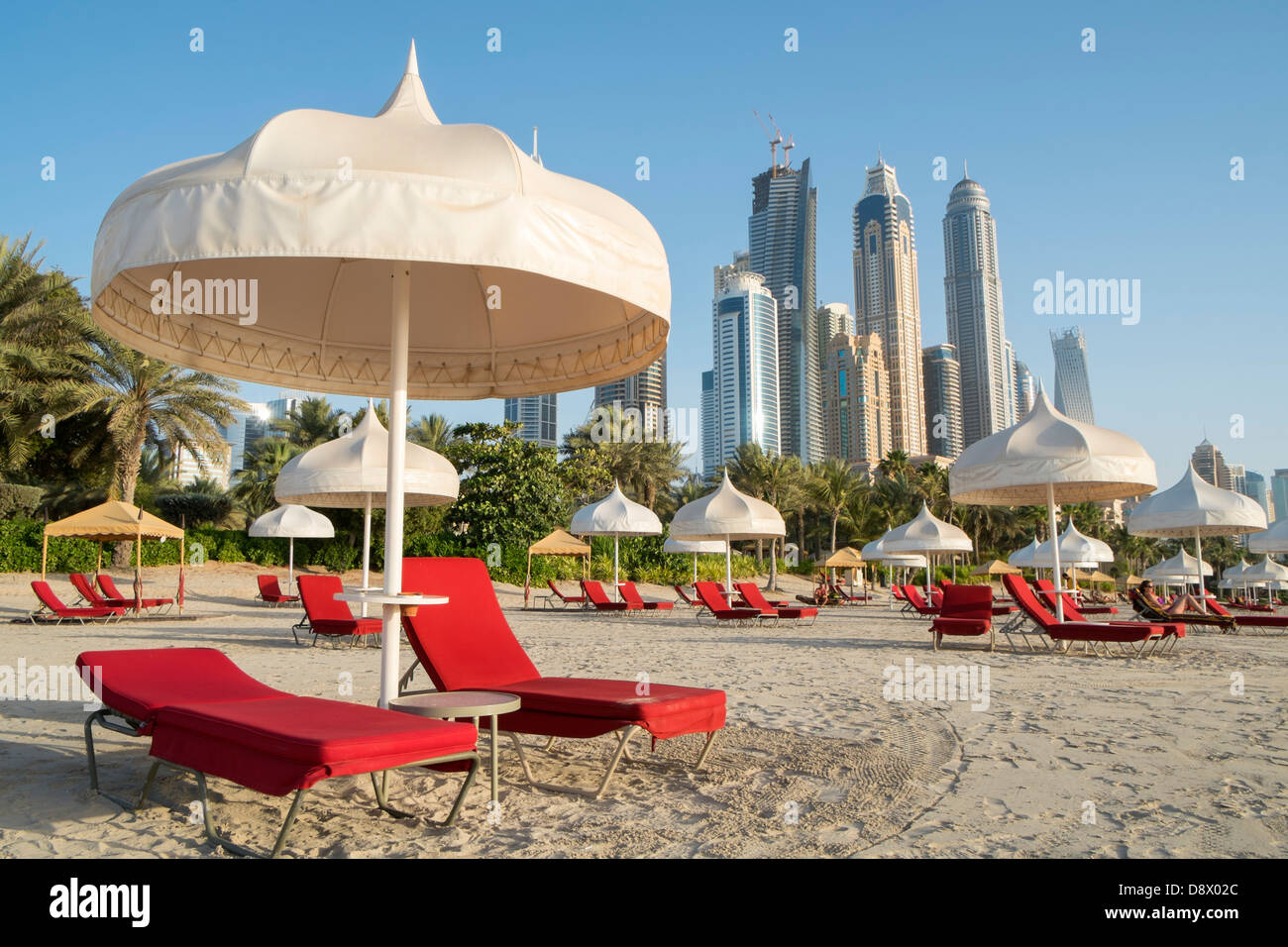 Skyline di Dubai e spiaggia a solo e unico Mirage Hotel in Dubai Emirati Arabi Uniti Foto Stock