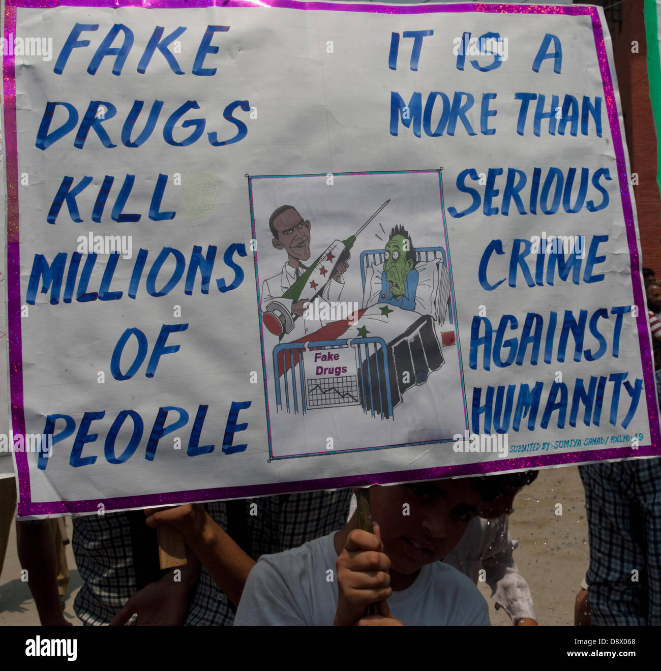 Srinagar,Indiano Kashmir amministrato dal 30 maggio 2013. La scuola dei bambini tenere cartelloni durante una manifestazione di protesta a Srinagar, la capitale estiva città di Indiano-Kashmir amministrato, contro un falso scandalo di droga . Autorità contestata la regione himalayana ha ordinato una sonda dopo che è venuto alla ribalta il mese scorso che un anti biotico avente da zero valore medicinale erano stati forniti in migliaia di governo major-gestisce ospedali . (Sofi Suhail/ Alamy Live News) Foto Stock