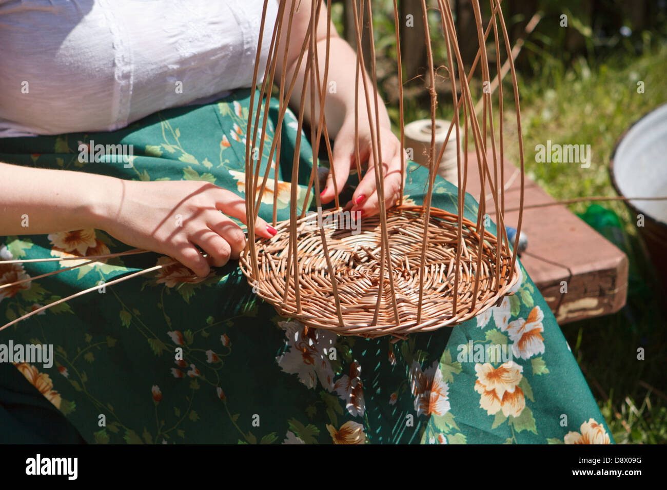 Le mani della donna un intreccio di cestello. Foto Stock