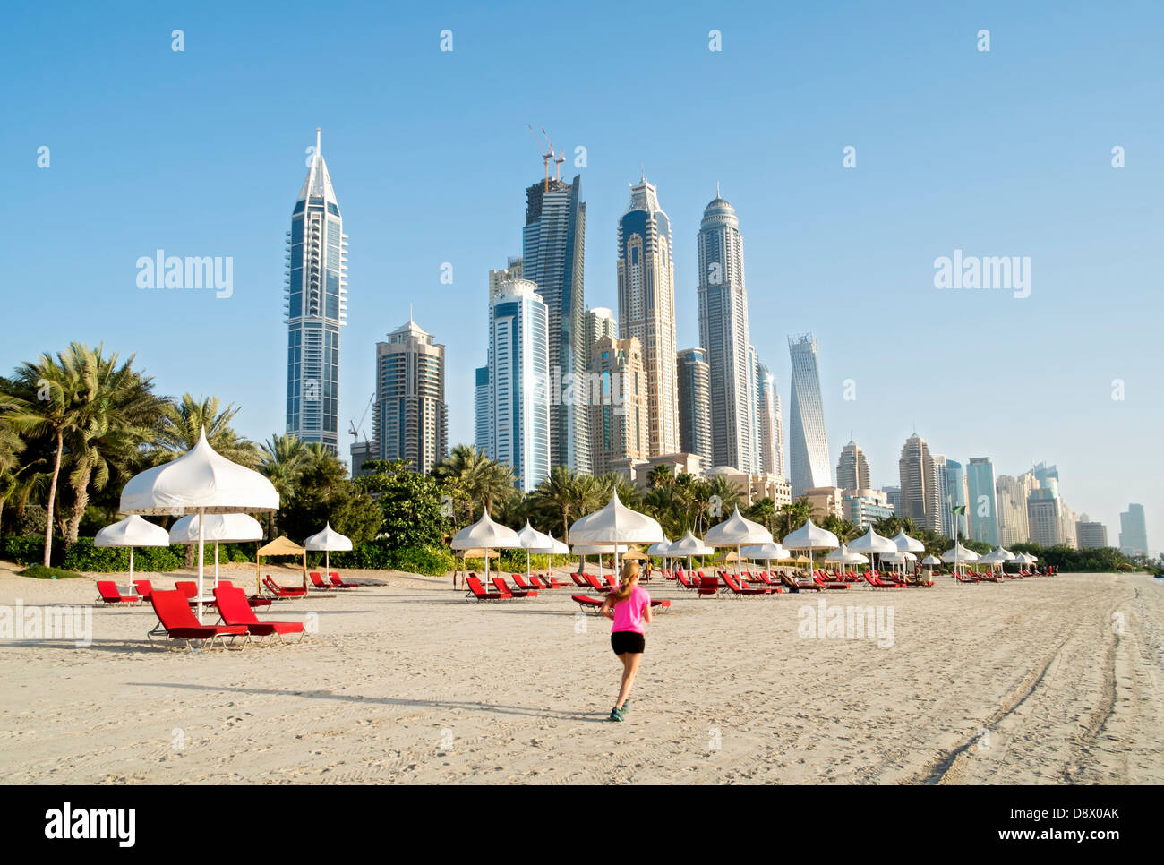 Skyline di Dubai e spiaggia a solo e unico Mirage Hotel in Dubai Emirati Arabi Uniti Foto Stock