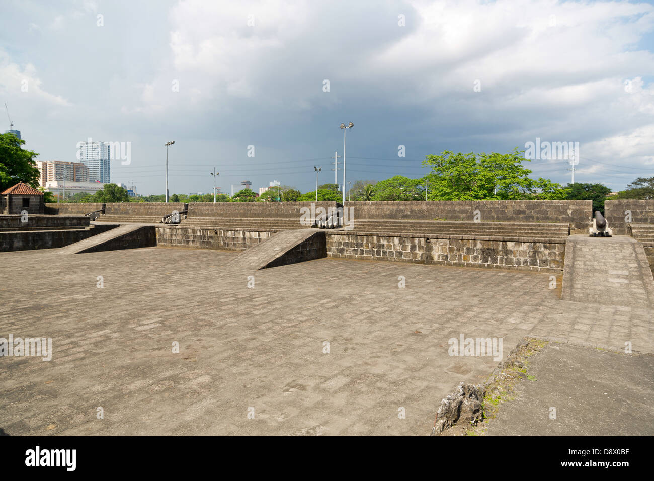 Vista sulle mura della città di Intramouros a Manila nelle Filippine Foto Stock