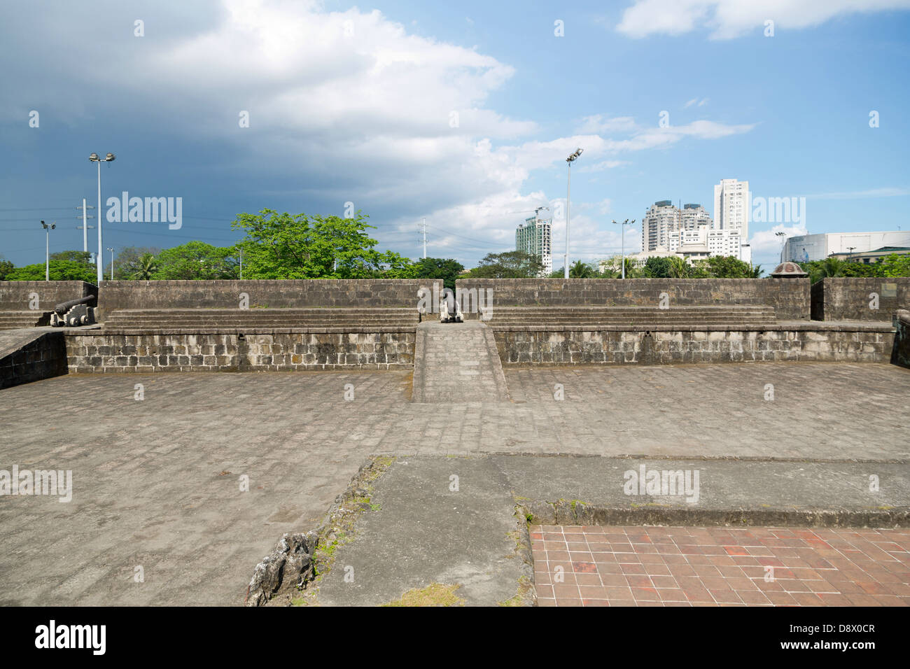Vista sulle mura della città di Intramouros a Manila nelle Filippine Foto Stock