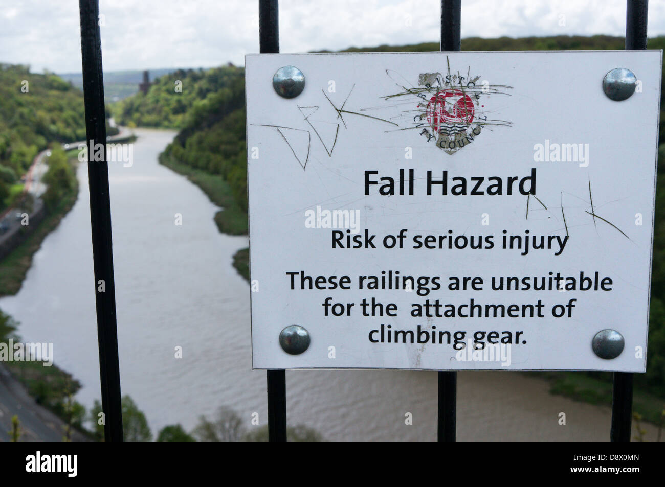 Un segno al di sopra della Avon Gorge in Bristol avverte che le ringhiere non sono abbastanza forti per l'attacco di ingranaggio di arrampicata. Foto Stock