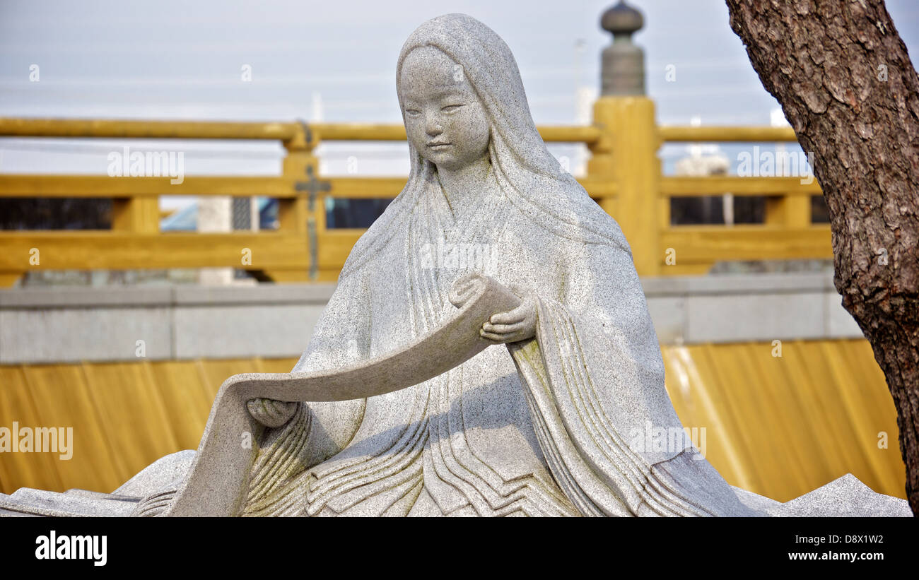 Arte pubblica Statua di Murasaki Shikibu, l'autore del racconto di Genji, dalla sponda del fiume Uji, nei pressi del ponte di Uji Foto Stock