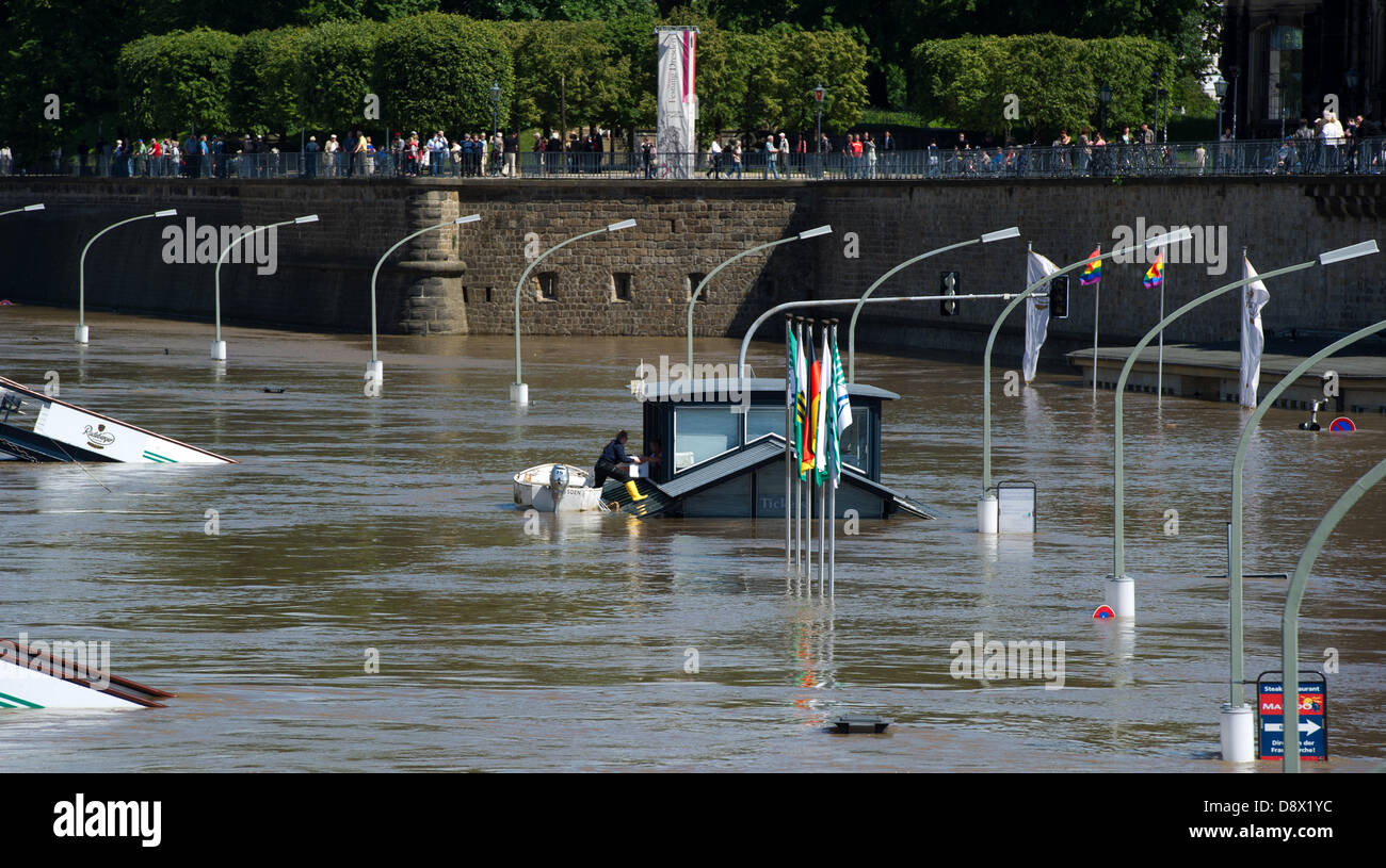 Dresden, Germania. 5 Giugno 2013. Due uomini Salva oggetti di valore da un centro ticket del sassone di navigazione a vapore con una barca in sorvolati fiume Elba a Dresda, Germania, 05 giugno 2013. La sempre crescente livello dell'acqua a attualmente 8.55 m si dovrebbe raggiungere il suo picco di questo pomeriggio. Il livello più alto del diluvio a Dresda nel 2002 era a 9,40 m. Foto: Arno Burgi/dpa/Alamy Live News Foto Stock