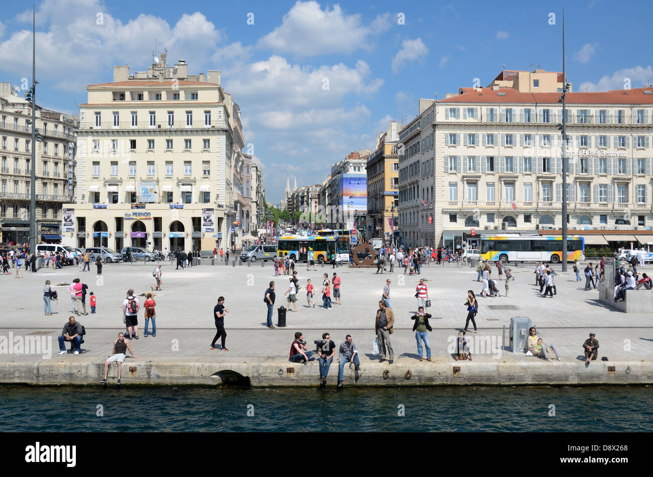 Turisti & Marseillais sulla Esplanade del Quai des Belges Quay o Quayside & la Canebière Vieux Port o Porto Vecchio Marseille Provence Francia Foto Stock