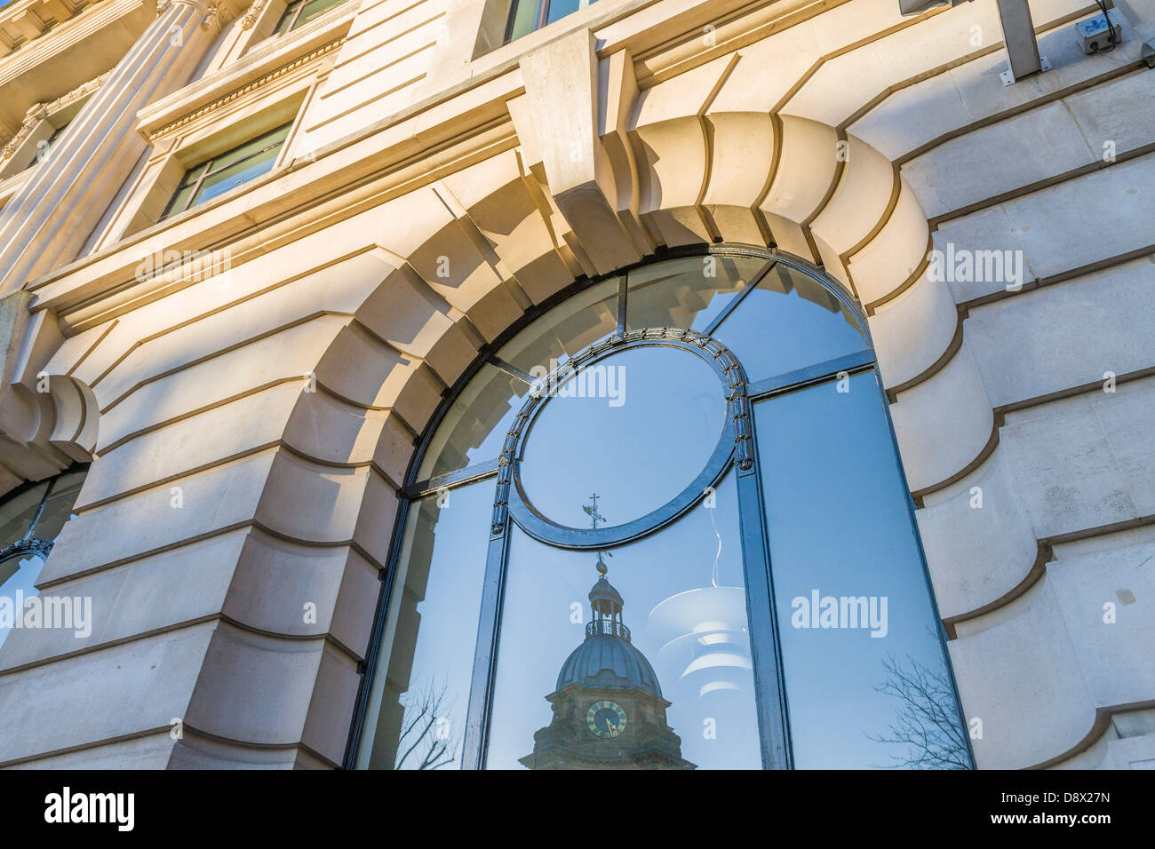 La riflessione di St Cattedrale Philips Birmingham Colmore Row Torre dell Orologio Chiesa Centro Città Foto Stock