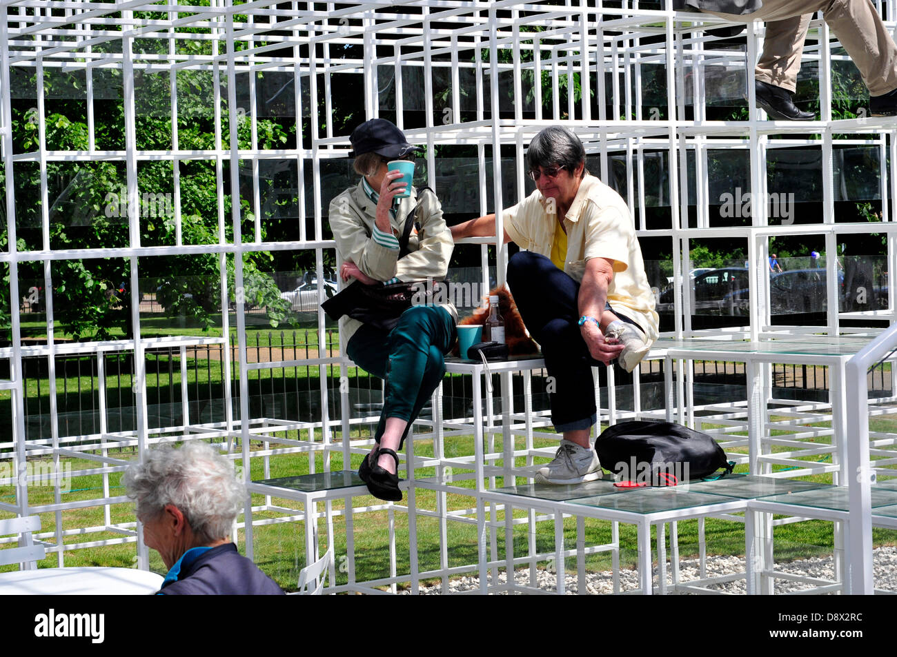 Un giovane rilassante la Serpentine Gallery pavilion, progettato da Sou Fujimoto. Londra, Regno Unito. Foto Stock