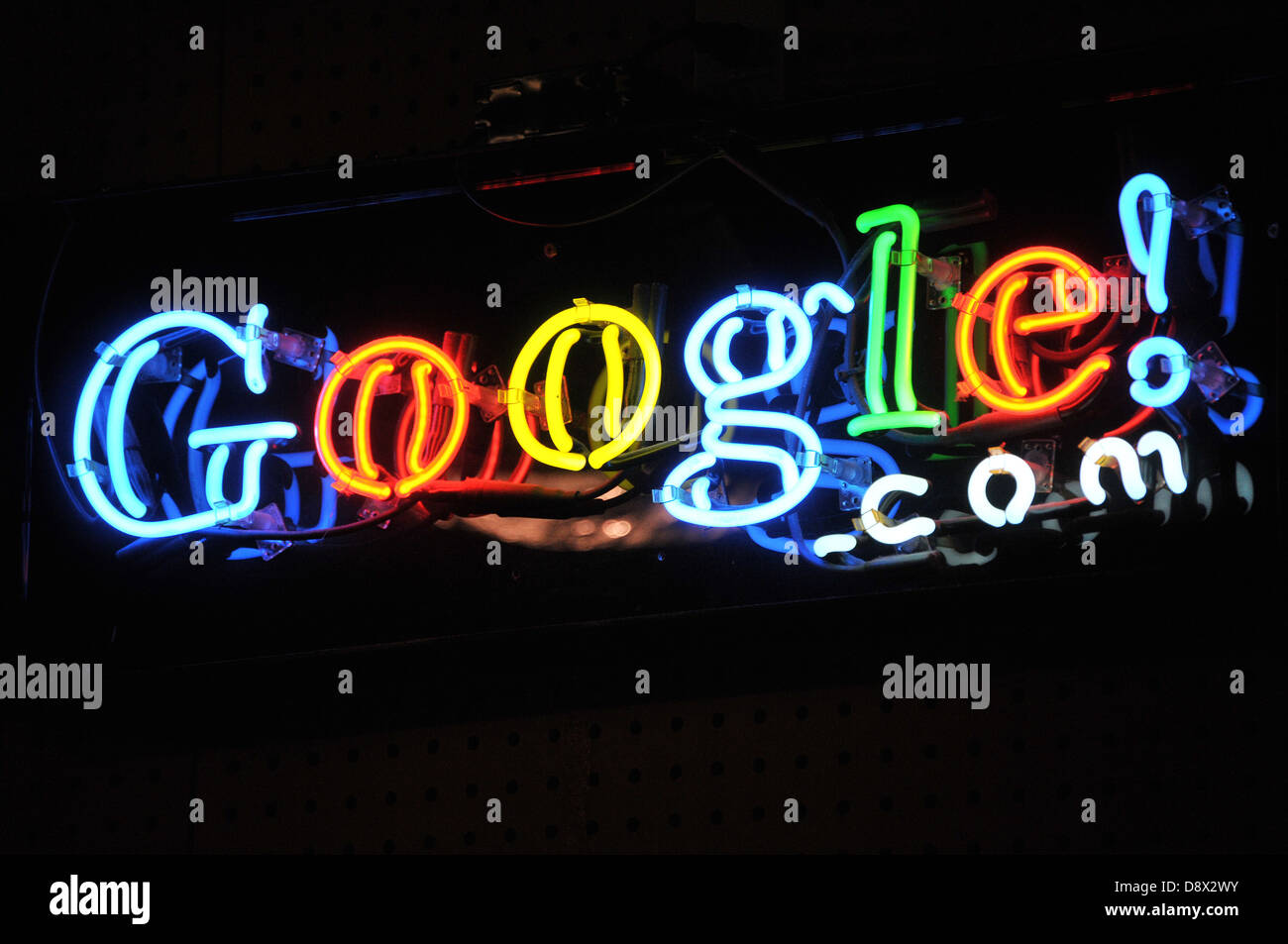 Il Neon Google Accedi nel Googleplex - Google la sede centrale globale a Mountain View Silicon Valley in California. Solo uso editoriale Foto Stock