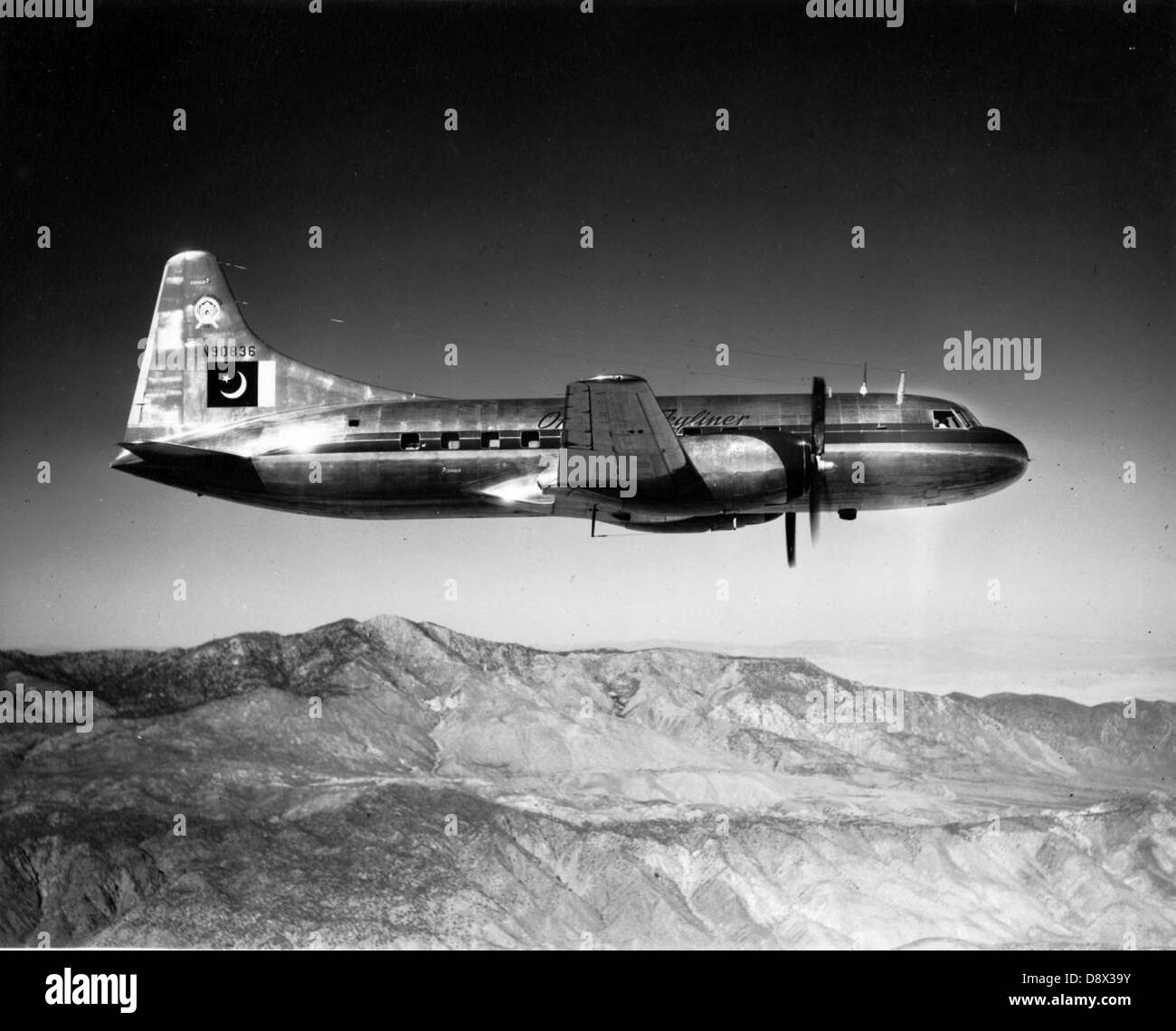 Una fotografia di un Convair 240, registrazione N90836, che mostra il design e le capacità operative dell'aereo. Il Convair 240 fu un importante aereo di linea regionale e cargo utilizzato durante la metà del XX secolo. Foto Stock