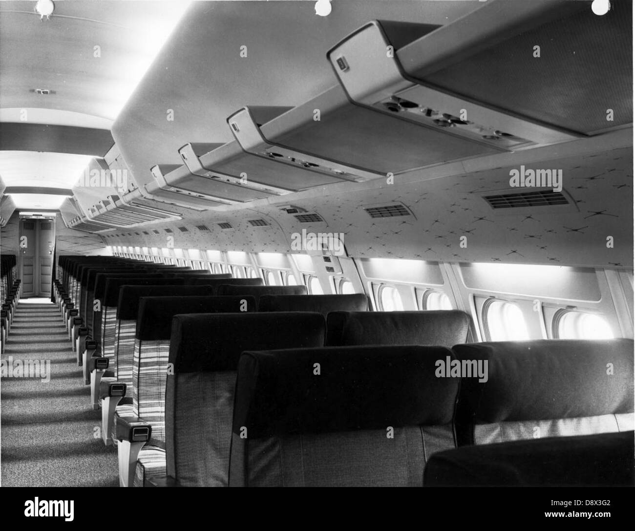 L'interno del modello Convair 880 mostra un modello del design della cabina dell'aereo. Questo aereo è stato progettato negli anni '1950 come un jet passeggeri, concentrandosi sul comfort e l'efficienza. Il mock-up evidenzia la disposizione dei sedili, lo spazio per i passeggeri e la disposizione destinata ai viaggi aerei commerciali. Foto Stock L'interno del modello Convair 880 mostra un modello del design della cabina dell'aereo. Questo aereo è stato progettato negli anni '1950 come un jet passeggeri, concentrandosi sul comfort e l'efficienza. Il mock-up evidenzia la disposizione dei sedili, lo spazio per i passeggeri e la disposizione destinata ai viaggi aerei commerciali. Foto Stock