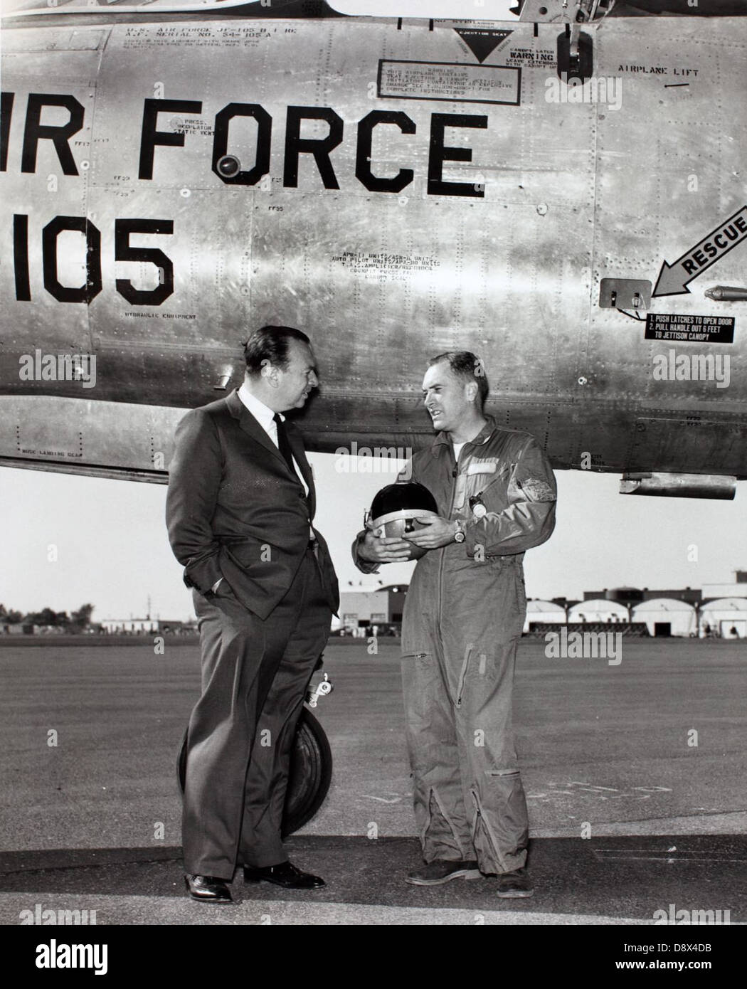 LIN Hendrix, un notevole esperto di aviazione, è visto insieme a Walter Cronkite, un famoso giornalista, con l'F-105 Thunderchief della Repubblica, un aereo chiave nelle operazioni dell'era della Guerra fredda. Foto Stock