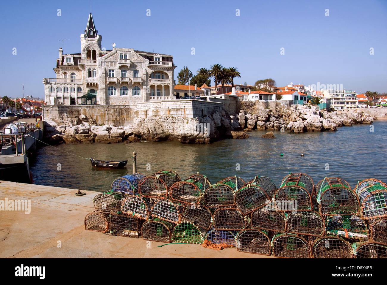 Trappole di pesca ed ancorata in barca da pesca nel porto di Cascais, Portogallo. Foto Stock