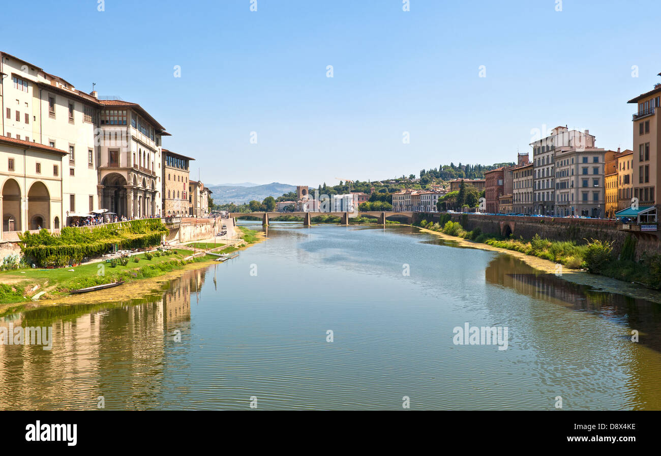 Vista del fiume Arno preso dal famoso Ponte Vecchio a Firenze, Italia Foto Stock