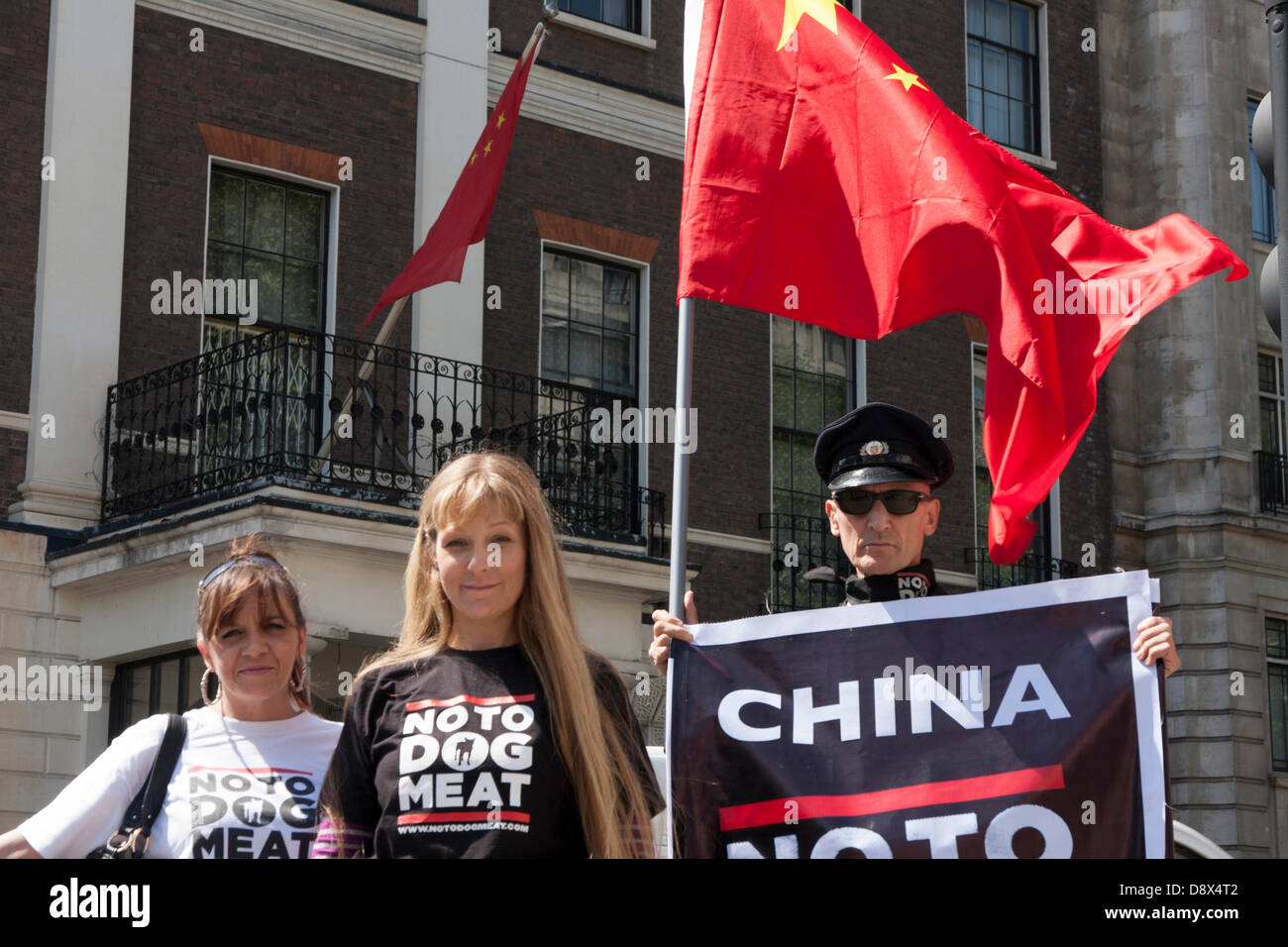 Londra, Regno Unito. No alla carne di cane gli attivisti protesta al di fuori dell'ambasciata cinese a Londra contro il commercio in estremo oriente di cane e di gatto carne e pratiche crudeli ad esso associato. Credito: Paolo Davey/Alamy Live News Foto Stock