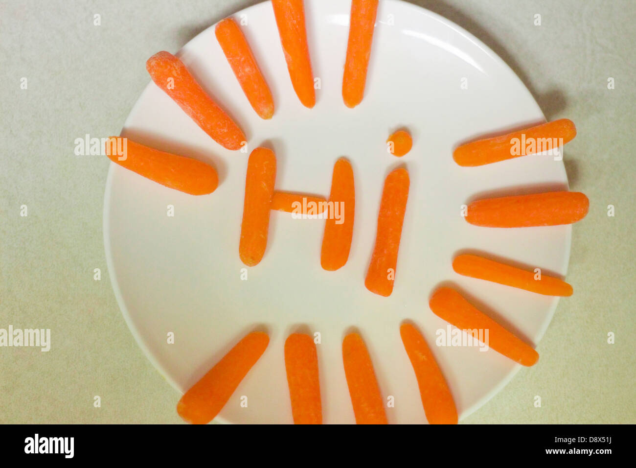 Modo divertente per dire ciao utilizzando le carote arancione Foto Stock