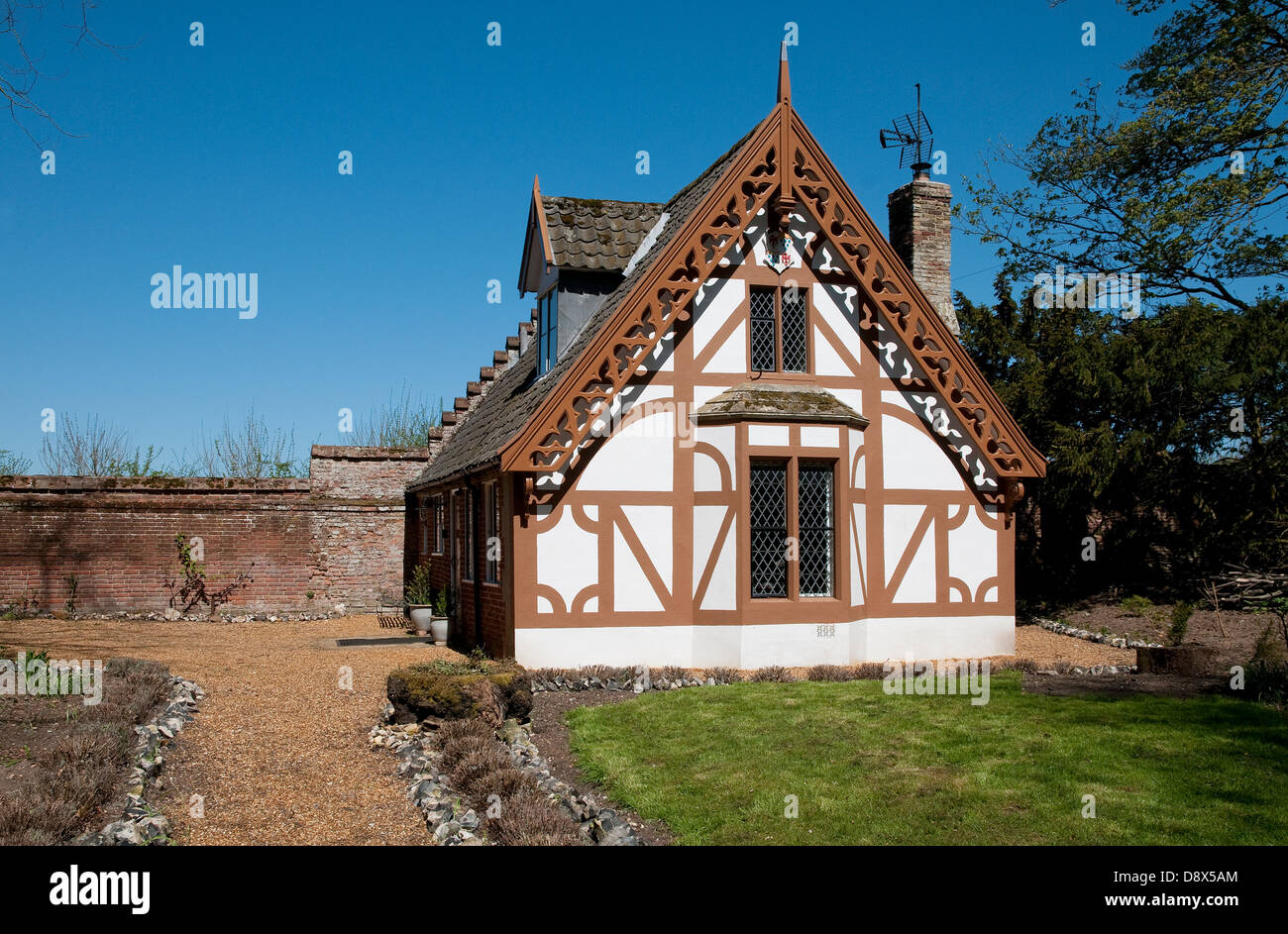 Gingerbread stile country cottage, Norfolk, Inghilterra Foto Stock