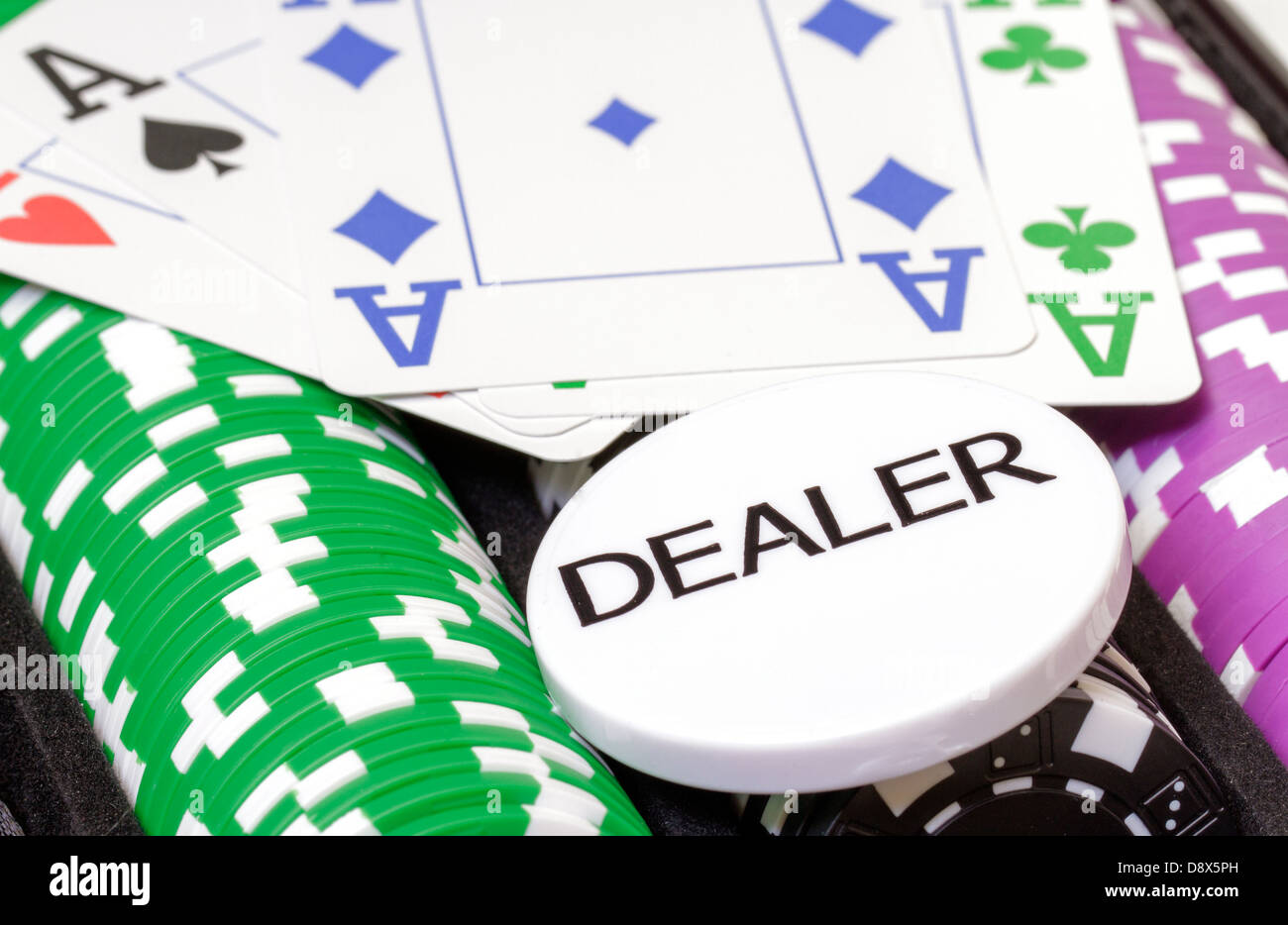 Serie di chip del poker, schede e concessionario pulsante closeup Foto Stock