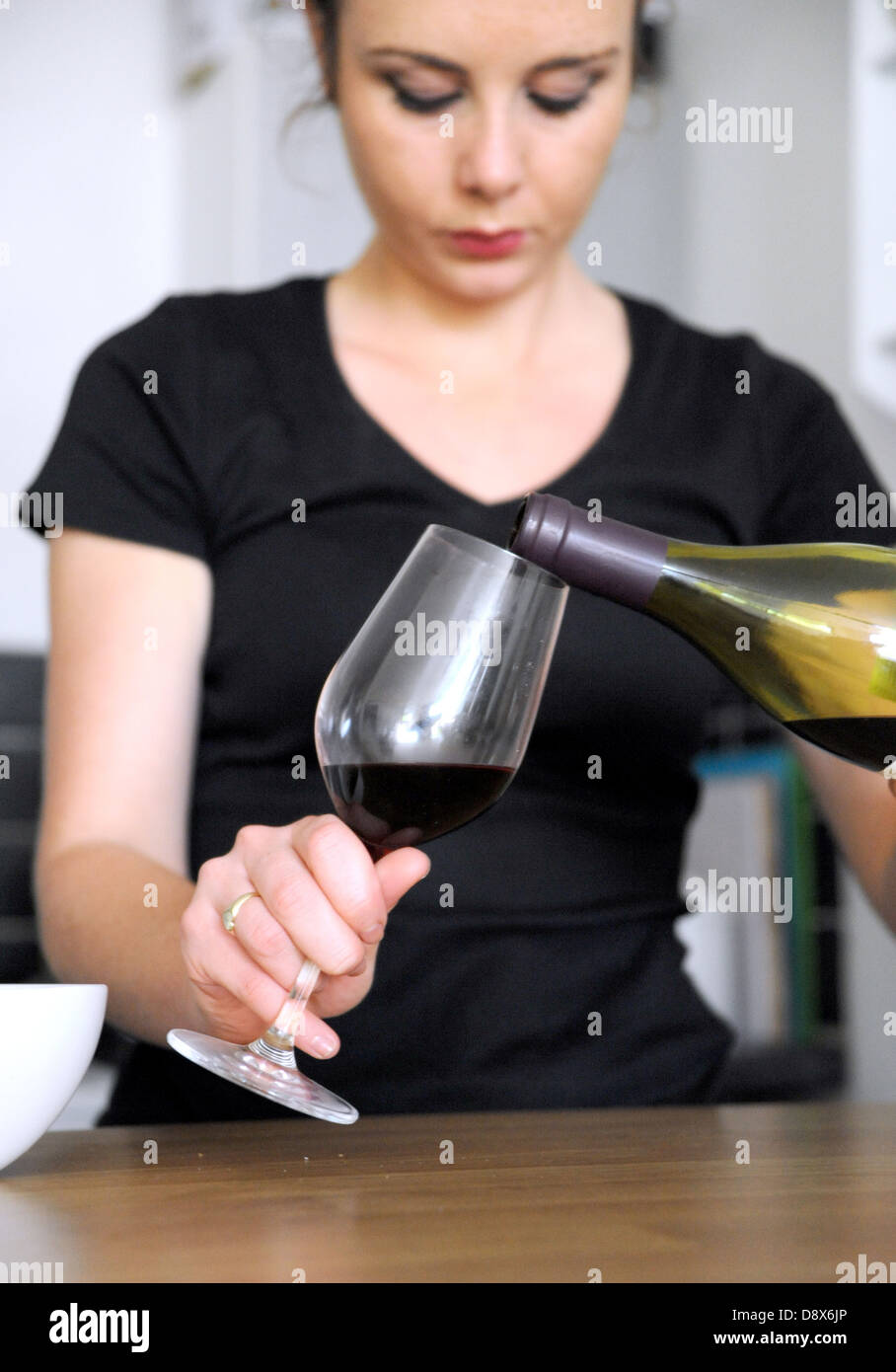 Giovane donna 20s di bere vino rosso cercando triste e depresso (poste dal modello) Foto Stock