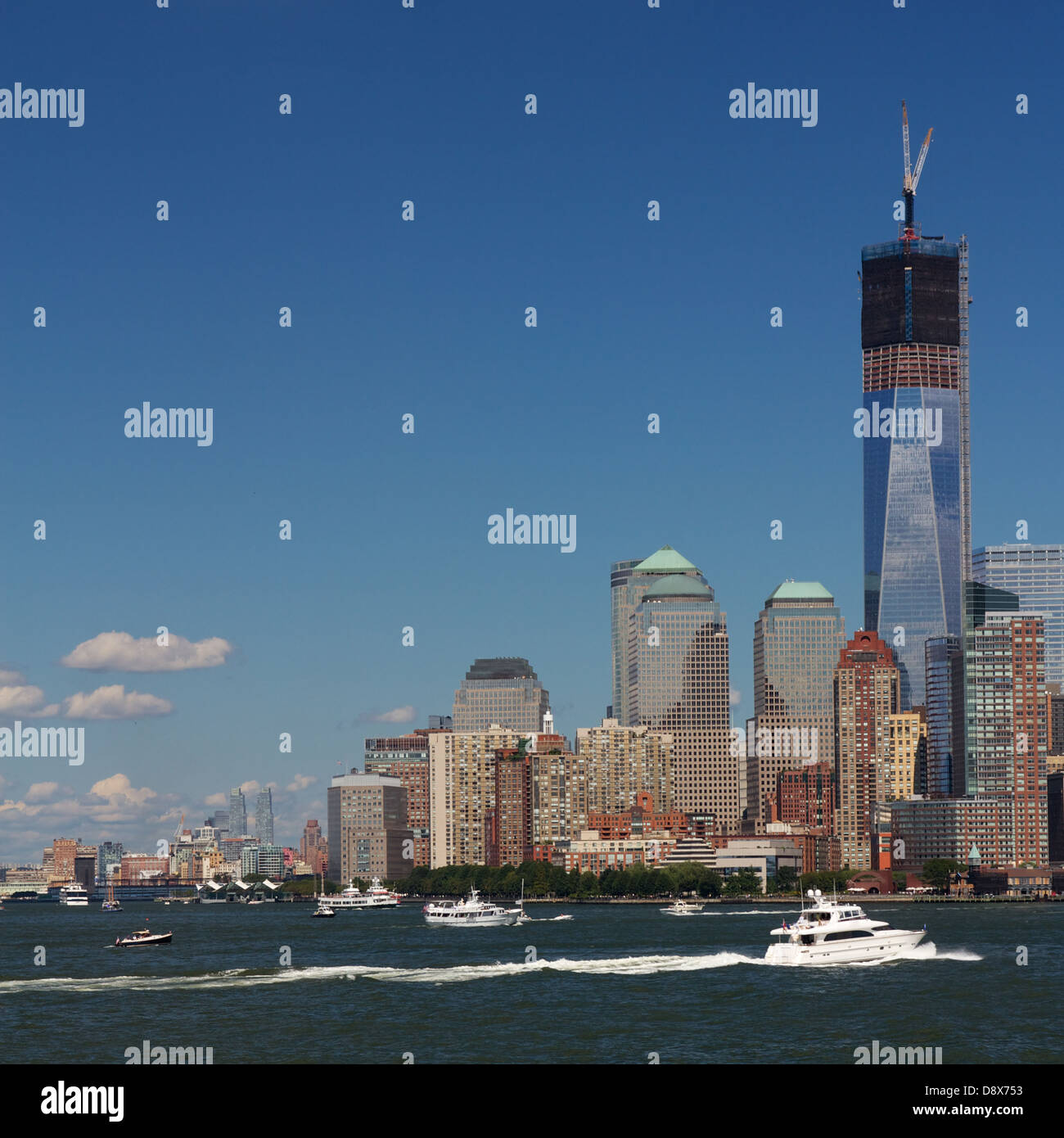 La sezione dello skyline di Manhattan, New York, NY, STATI UNITI D'AMERICA, a Battery Park con la Freedom Tower in costruzione. Foto Stock