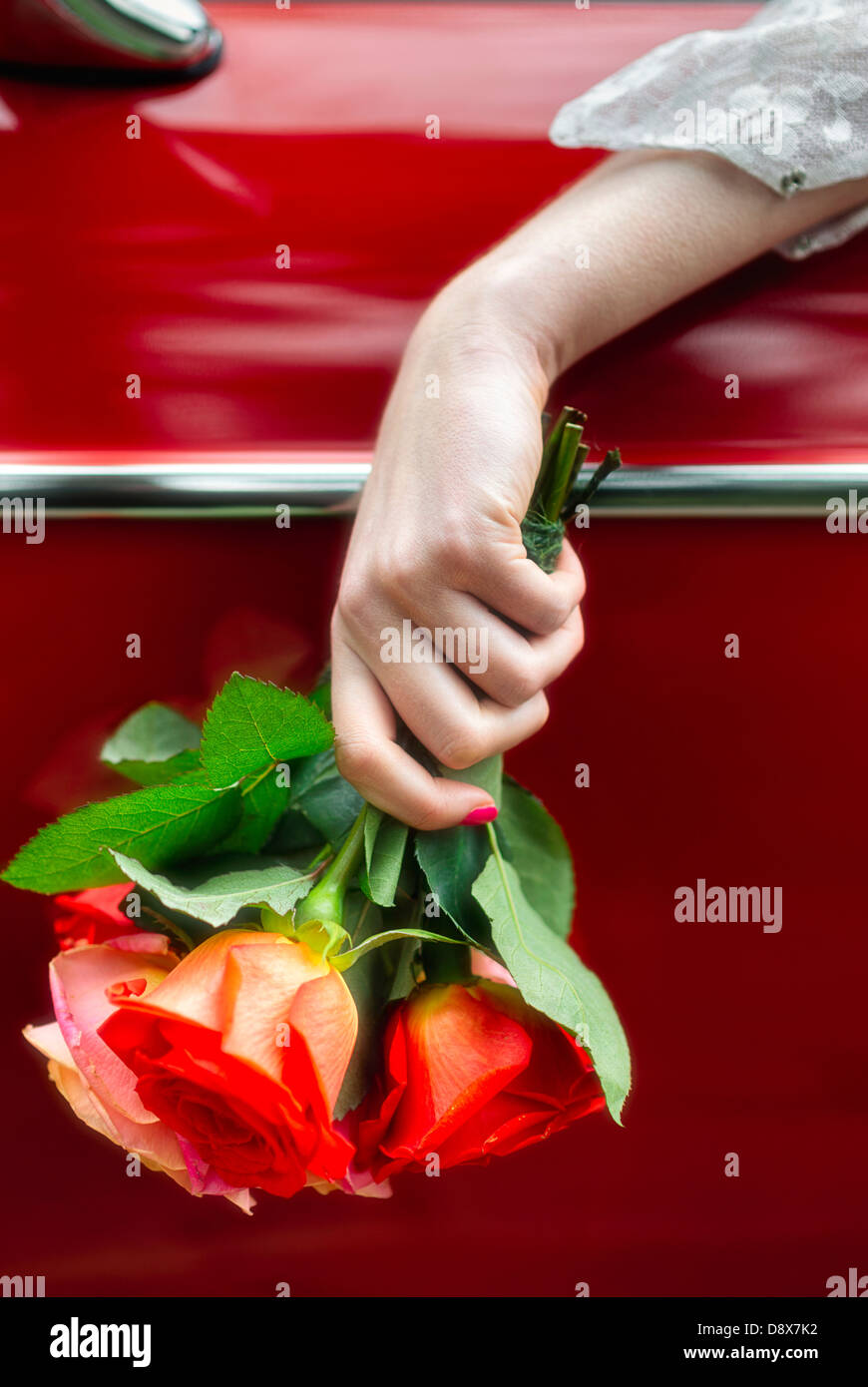 Sposa con bouquet di rose in mano-dettaglio Foto Stock