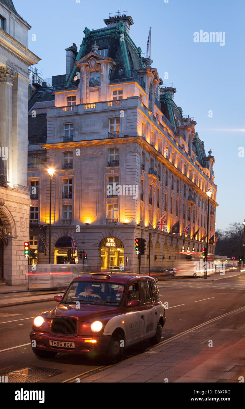 Il Ritz di notte,Piccadilly,Londra,Inghilterra Foto Stock