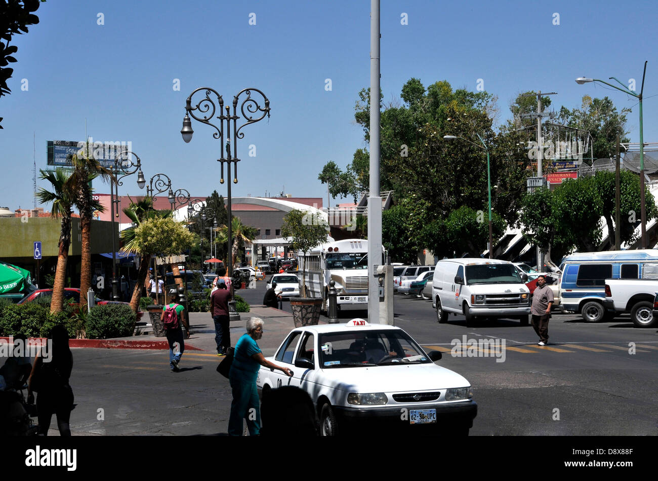 Nogales, Sonora, Messico, confina con la DeConcini porto di entrata doganale stazione di ispezione a Nogales, in Arizona, Stati Uniti d'America. Foto Stock