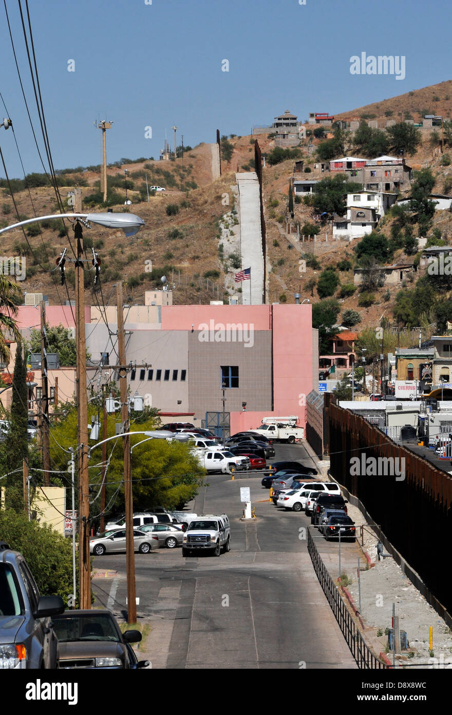 Il muro di confine al Dennis DeConcini porto di entrata divide Nogales, Arizona, Stati Uniti d'America e di Nogales, Sonora, Messico. Foto Stock Il muro di confine al Dennis DeConcini porto di entrata divide Nogales, Arizona, Stati Uniti d'America e di Nogales, Sonora, Messico. Foto Stock
