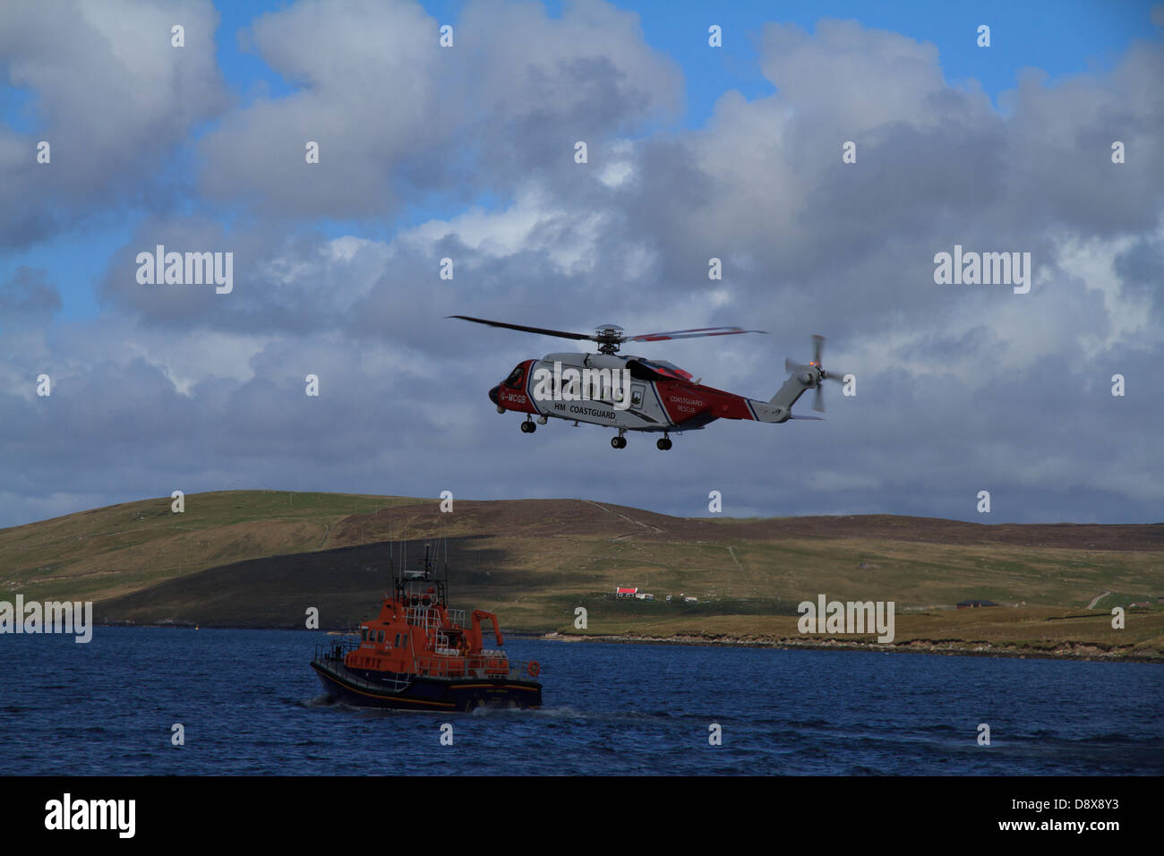 Un elicottero di guardia costiera e RNLI scialuppa di salvataggio pratica un salvataggio in mare Foto Stock