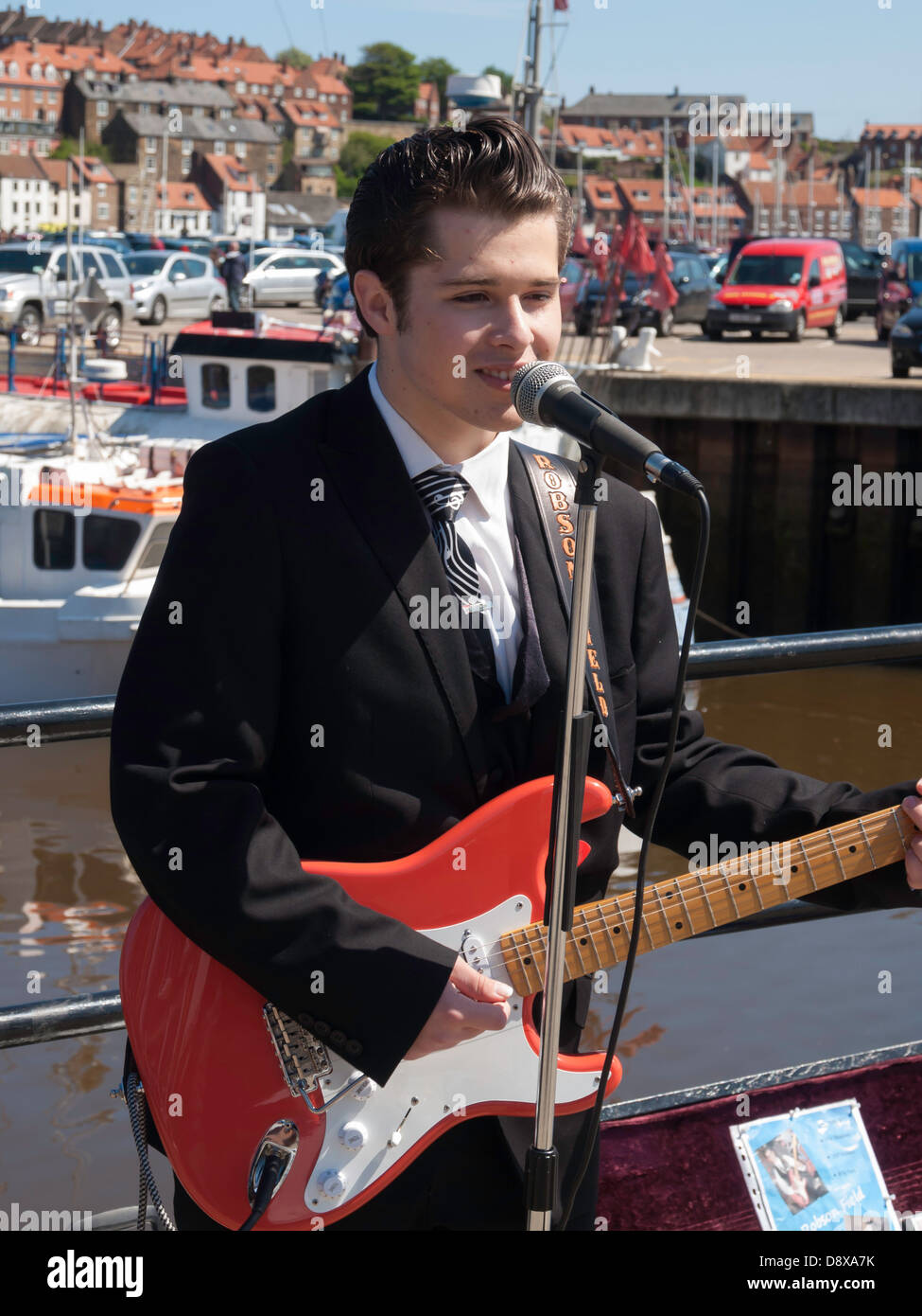 Un giovane musicista di strada in veste di Cliff Richard e cantando le sue canzoni in Whitby North Yorkshire Foto Stock