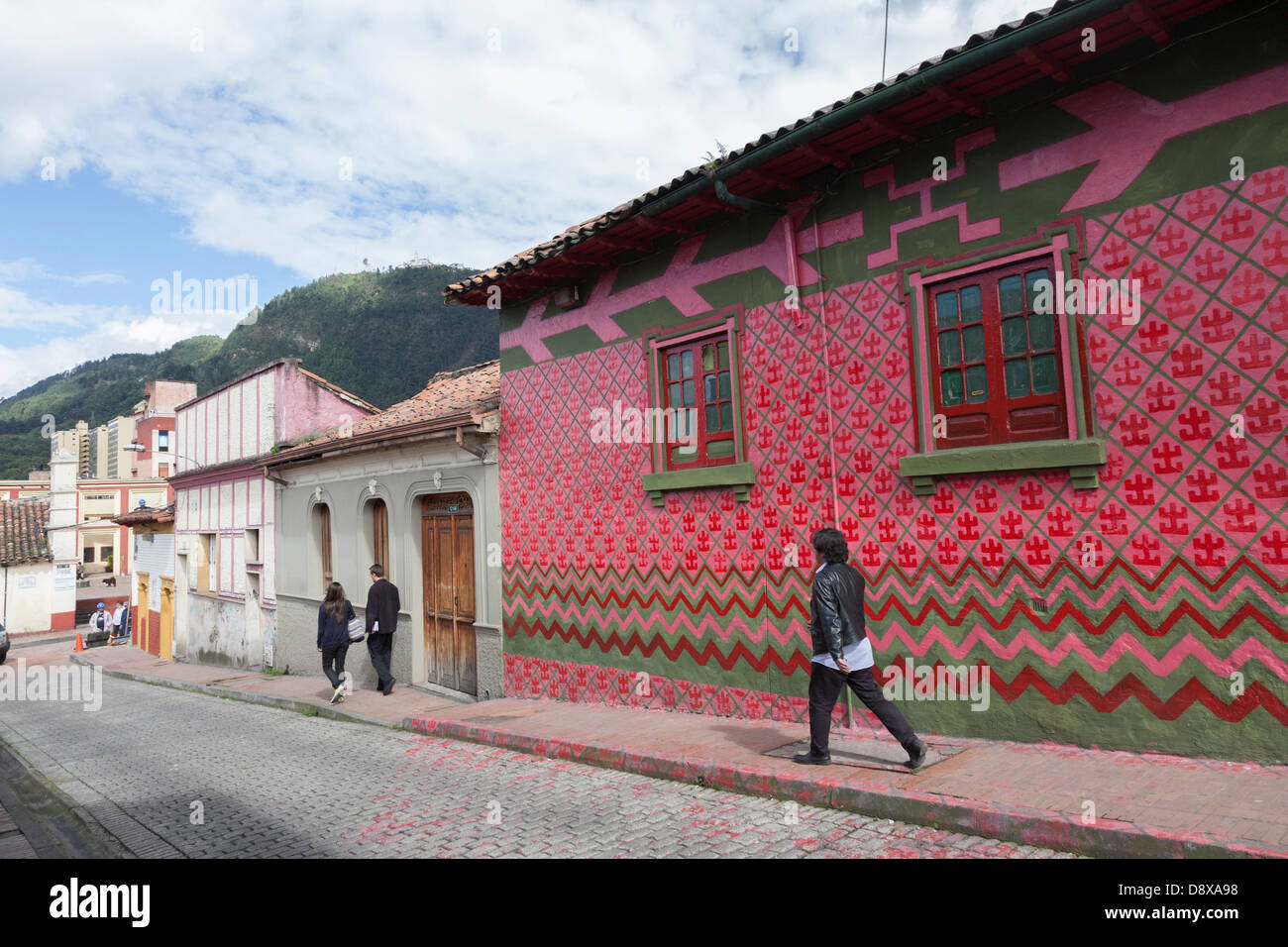 Dipinto luminosamente facciata in Candelaria distretto, Bogotà, Colombia Foto Stock