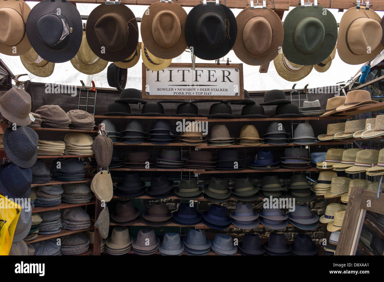 Londra REGNO UNITO, Camden Town, Camden Market, turistiche, hat stallo del  mercato, vendita di paglia, giocatori, piatta, trilby cappelli Foto stock -  Alamy