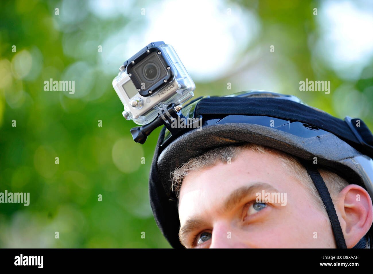 Un ciclista che indossa un casco gopro telecamera Foto stock - Alamy