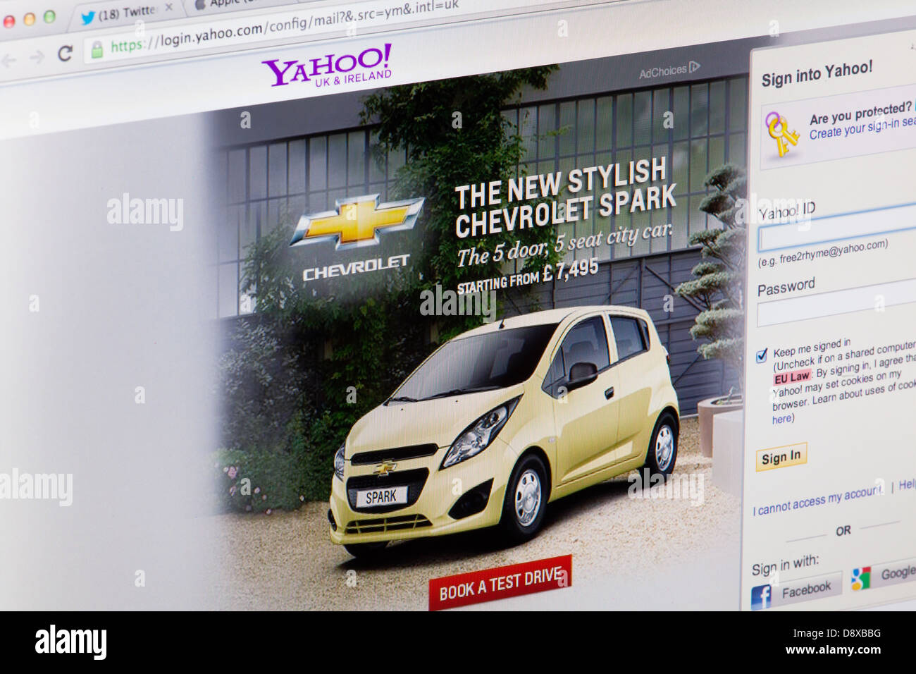 Yahoo pagina Accedi Sito Web o una pagina web su uno schermo di computer portatile o sul monitor di un computer Foto Stock