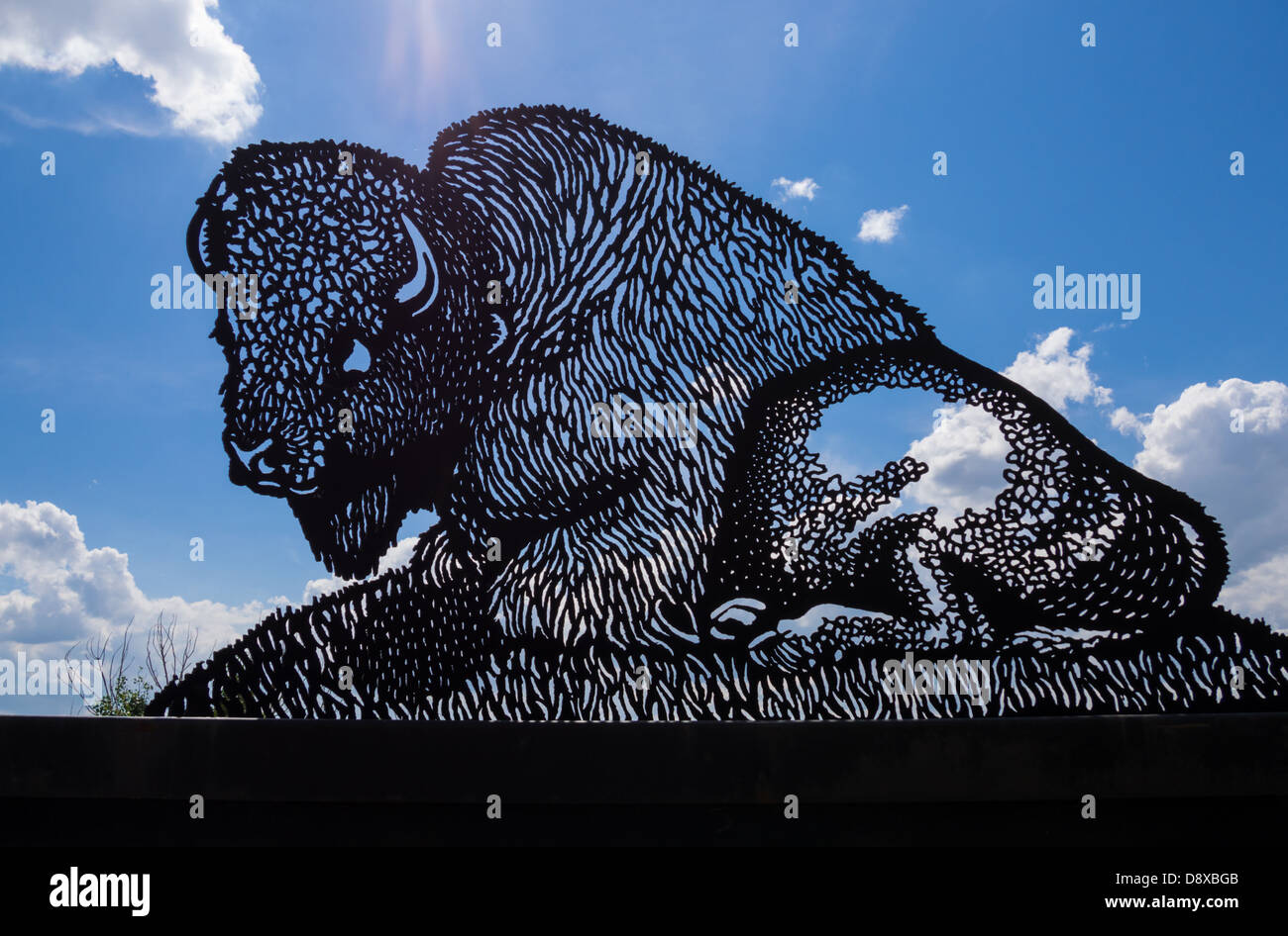 Maglia metallica bull contro il cielo blu Foto Stock