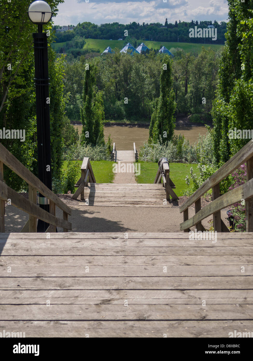 Scala in legno conduce al fiume di Edmonton Foto Stock